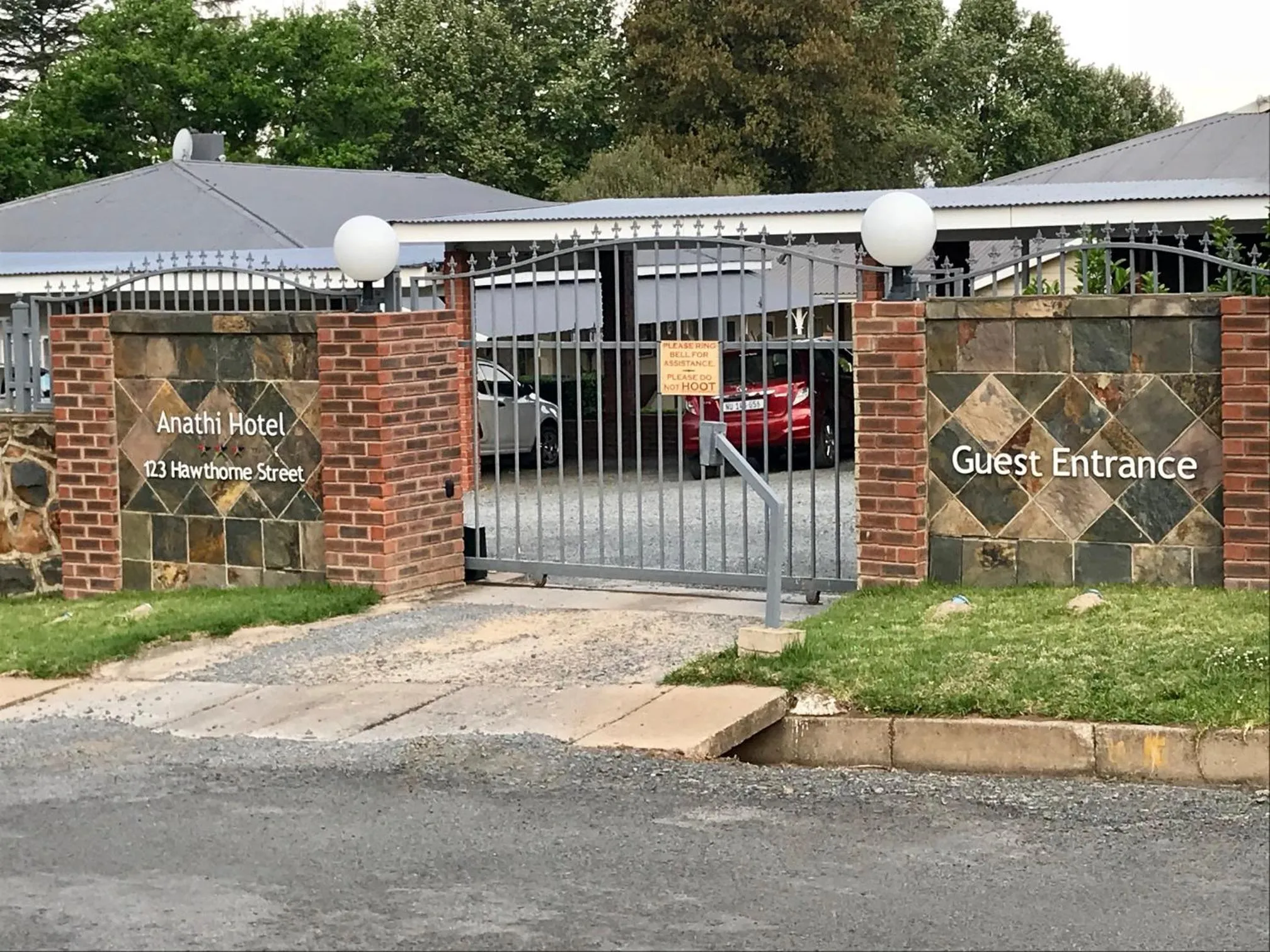Facade/entrance in Anathi Hotel