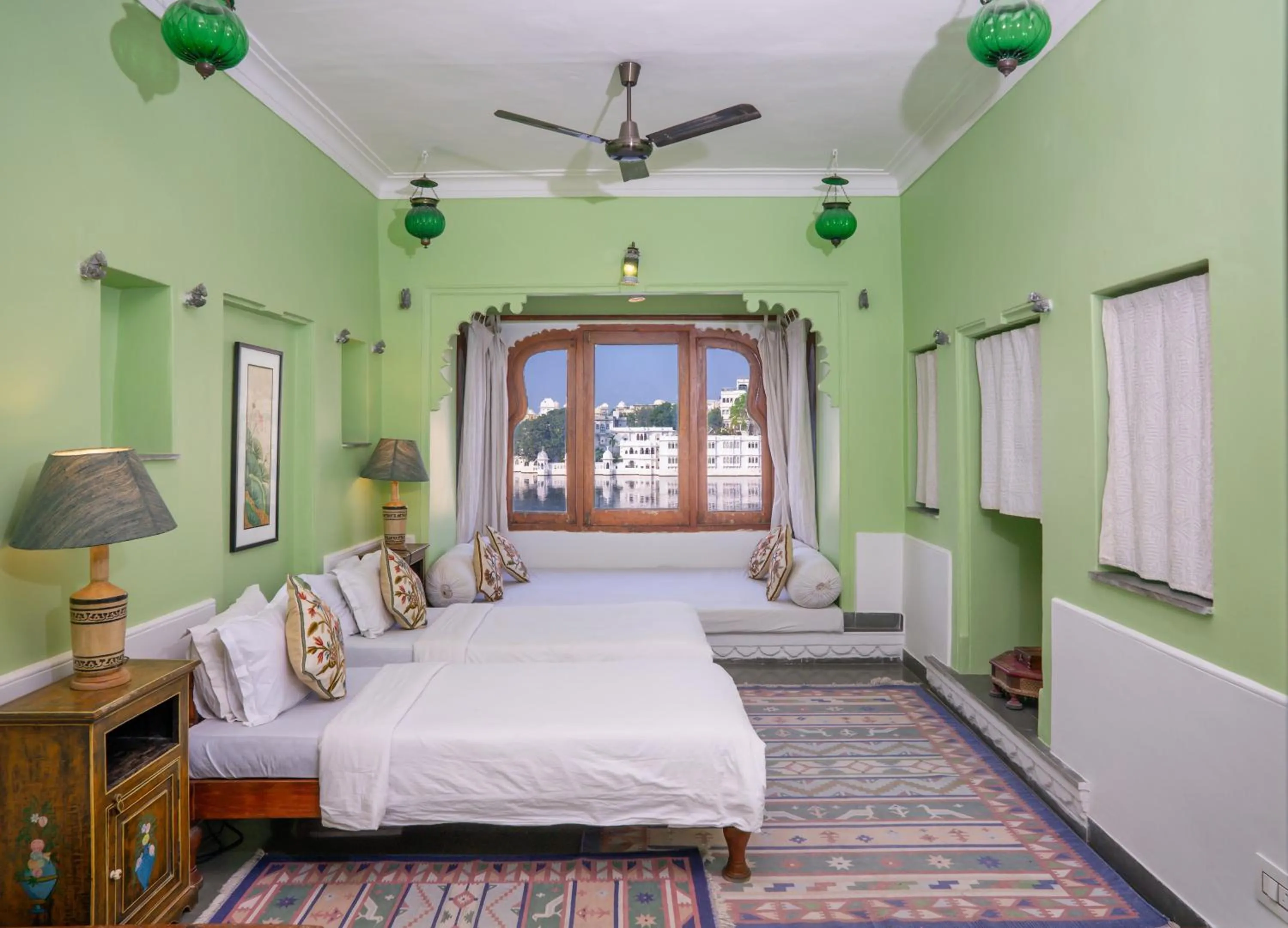 Photo of the whole room, Bed in Kankarwa Haveli