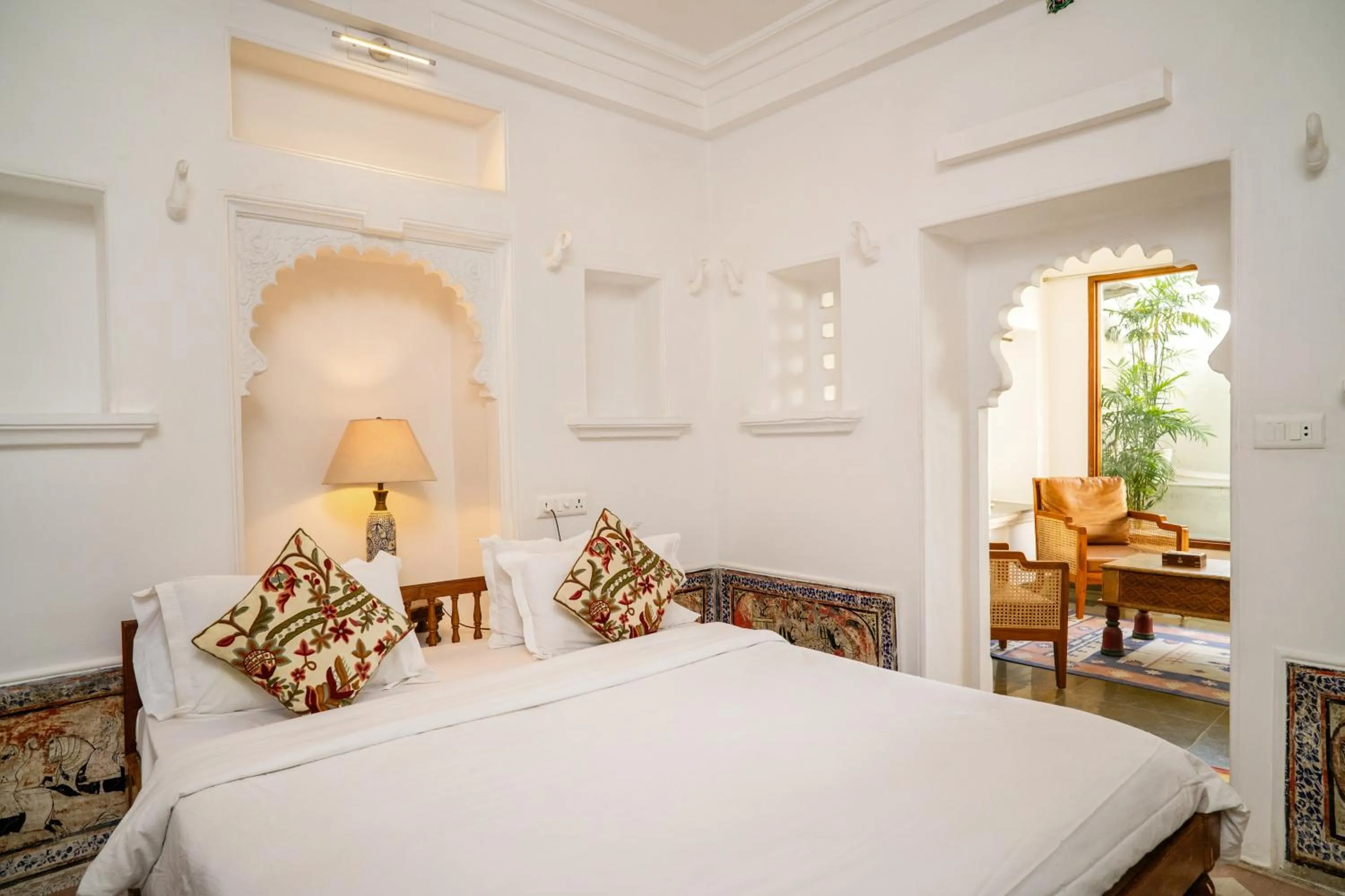 Photo of the whole room, Bed in Kankarwa Haveli