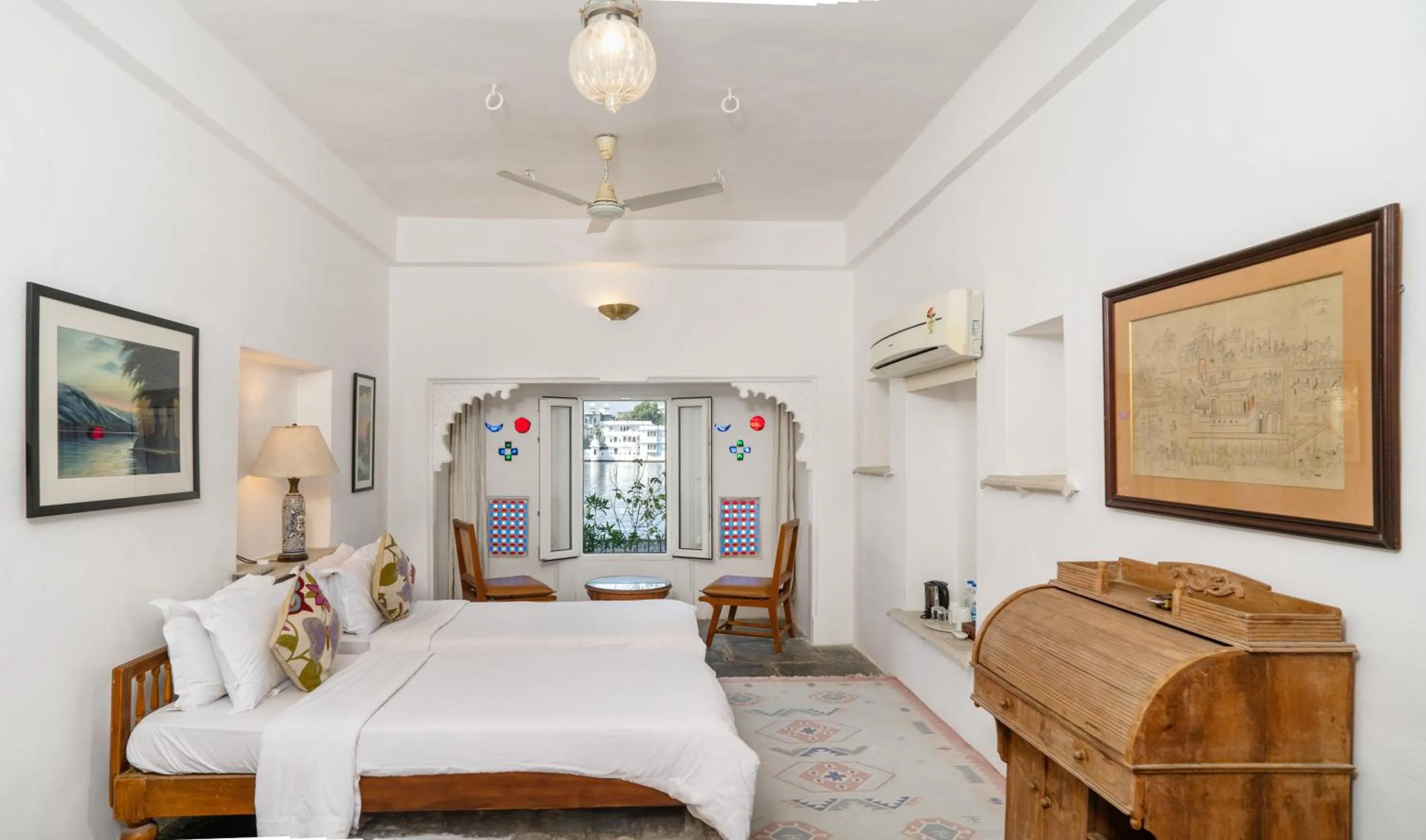 Living room, Bed in Kankarwa Haveli