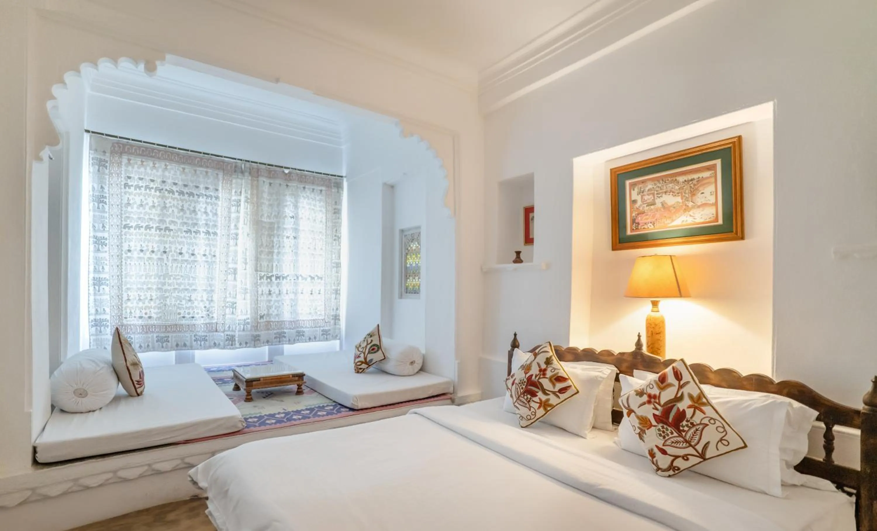 Photo of the whole room, Bed in Kankarwa Haveli