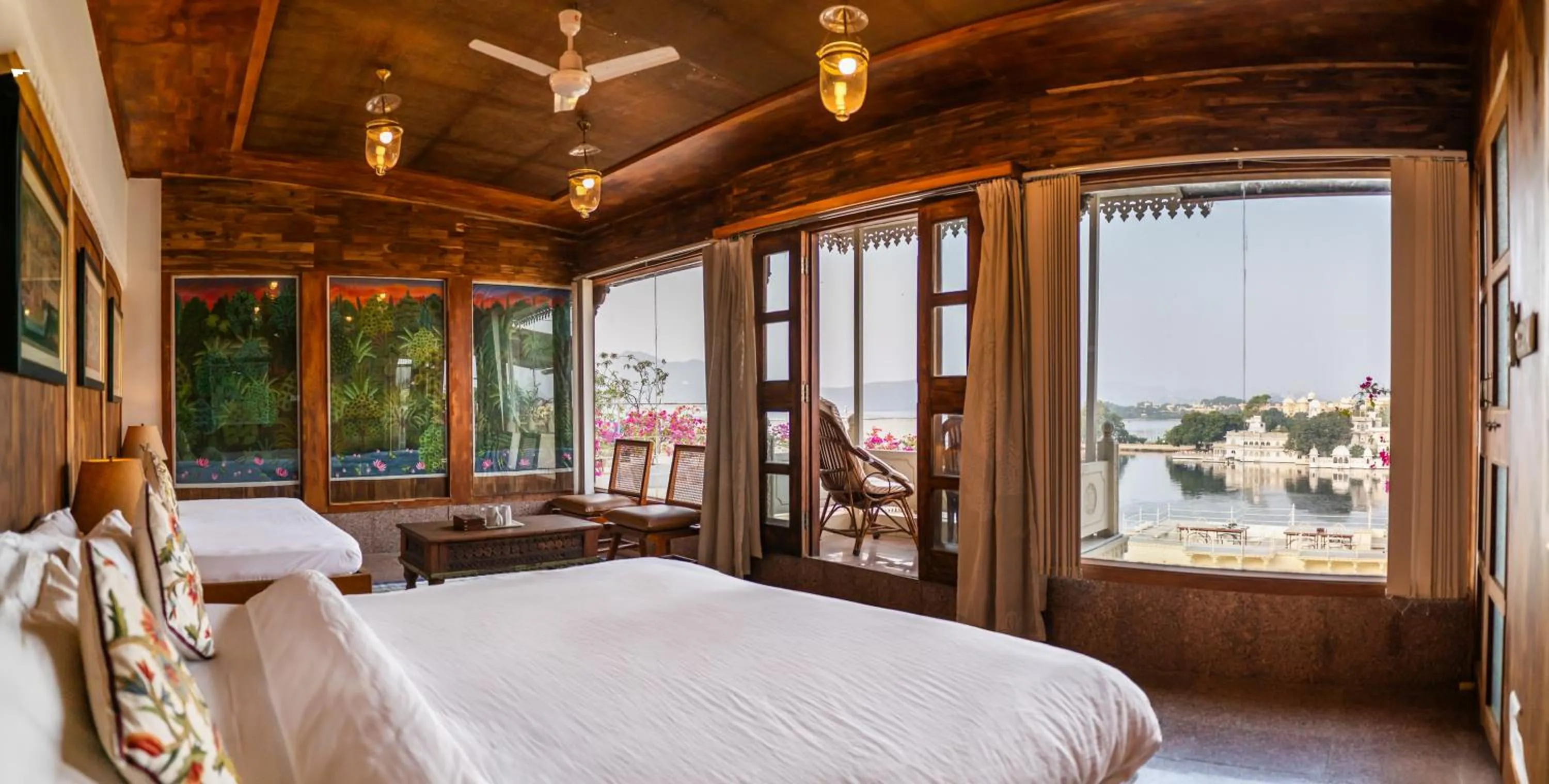 Photo of the whole room, Bed in Kankarwa Haveli