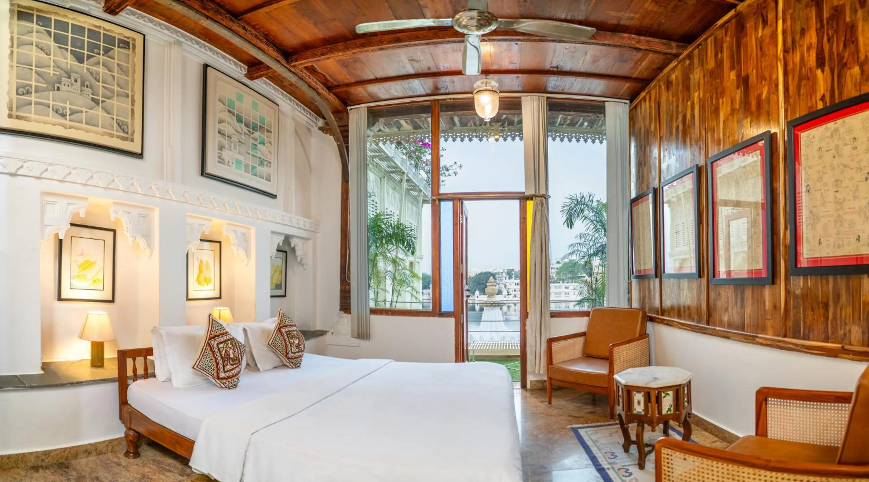 Photo of the whole room, Bed in Kankarwa Haveli