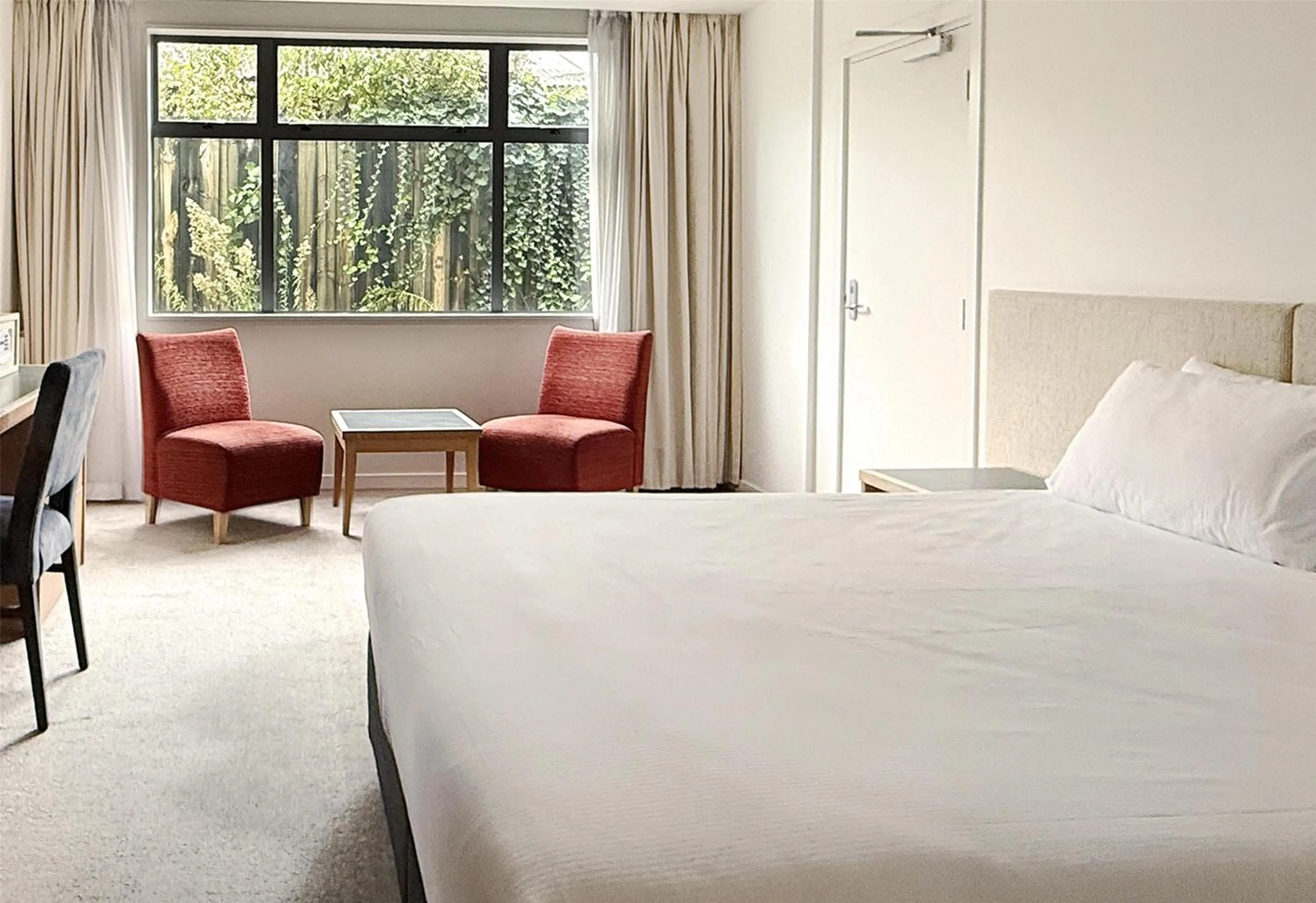 Bedroom, Bed in Sudima Hotel Lake Rotorua