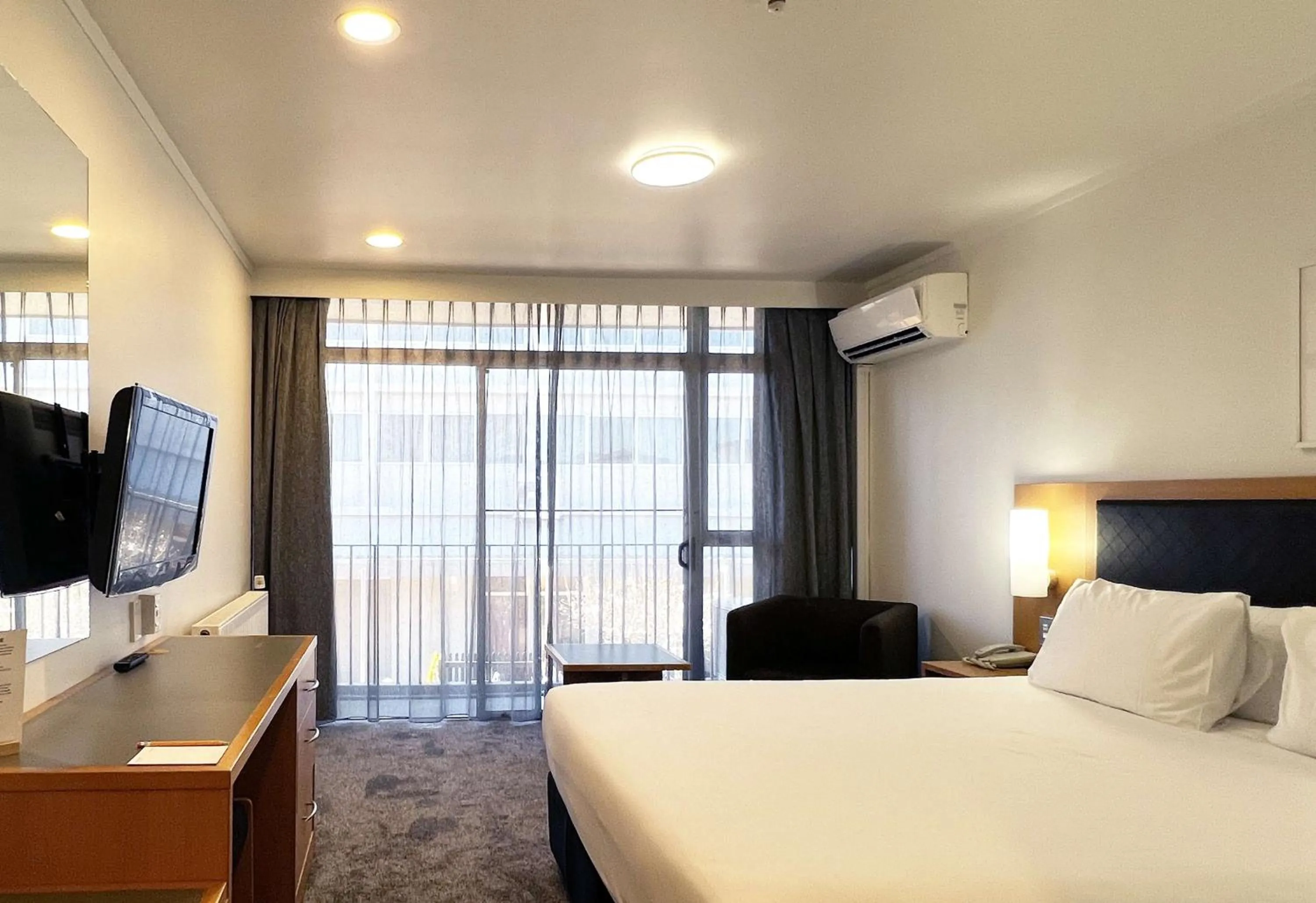 Bedroom, Bed in Sudima Hotel Lake Rotorua