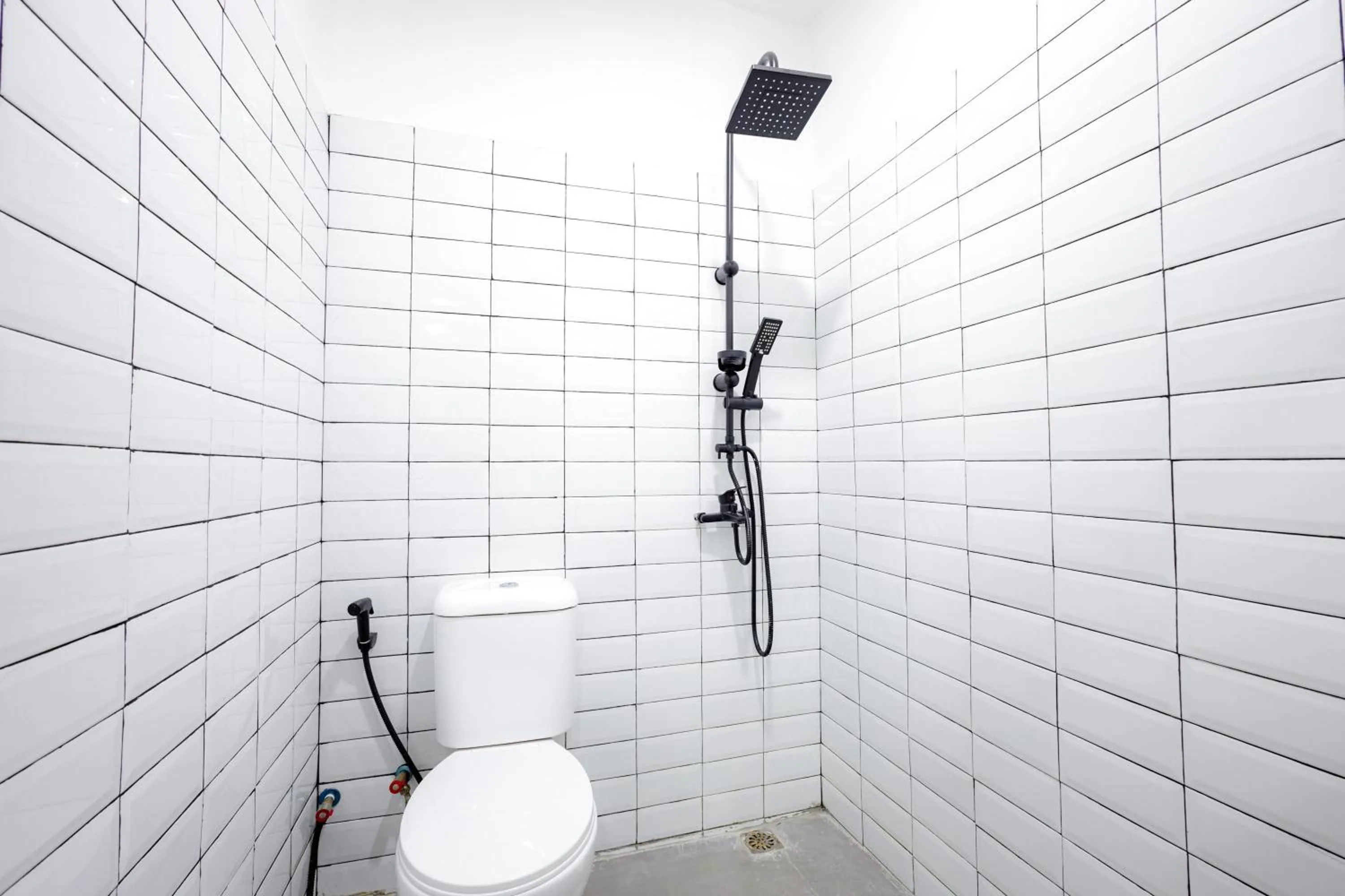 Bathroom in RedDoorz Plus at Jalan Gatot Subroto Jakarta