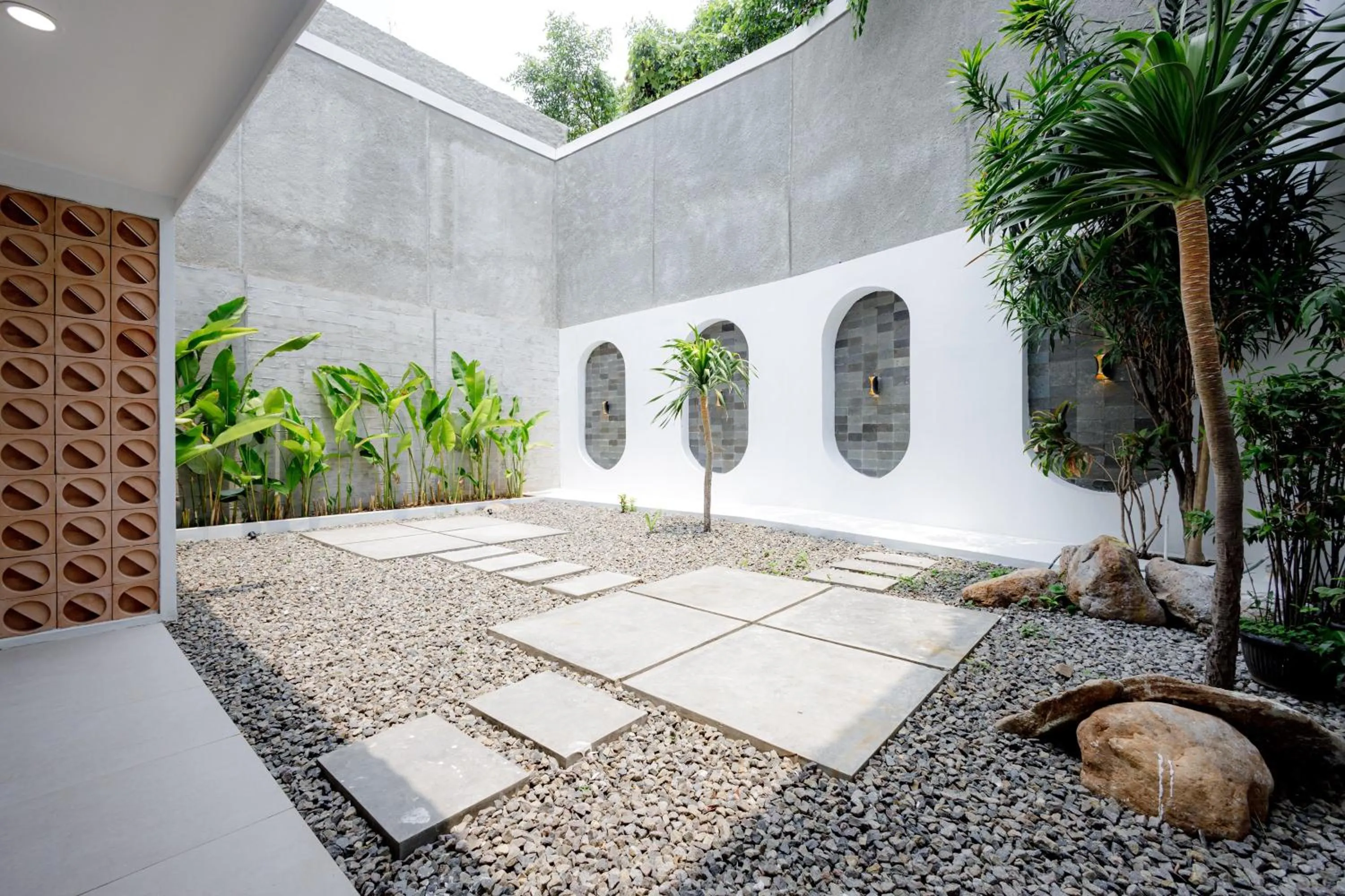 Property building in RedDoorz Plus at Jalan Gatot Subroto Jakarta