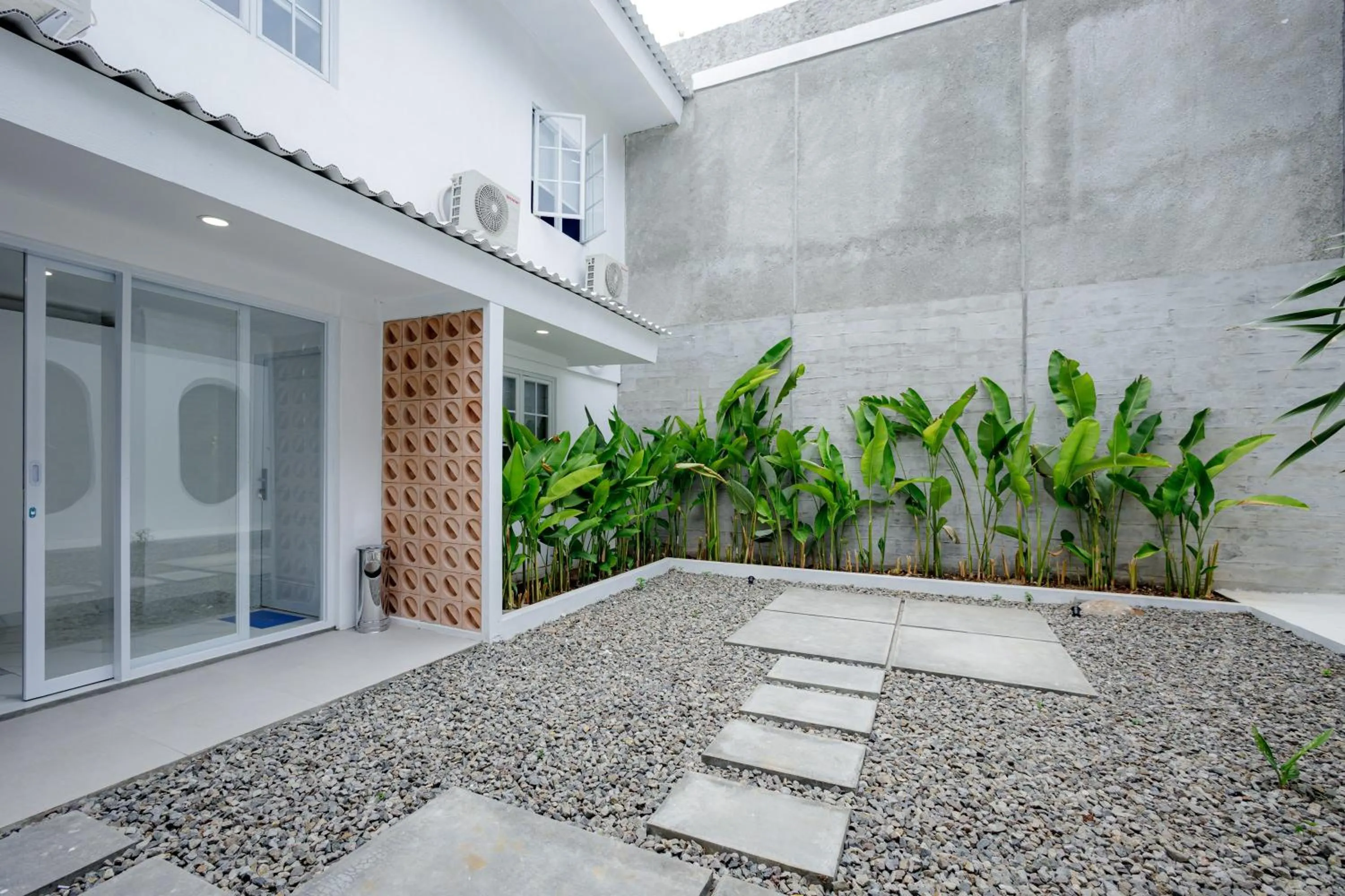 Property building in RedDoorz Plus at Jalan Gatot Subroto Jakarta