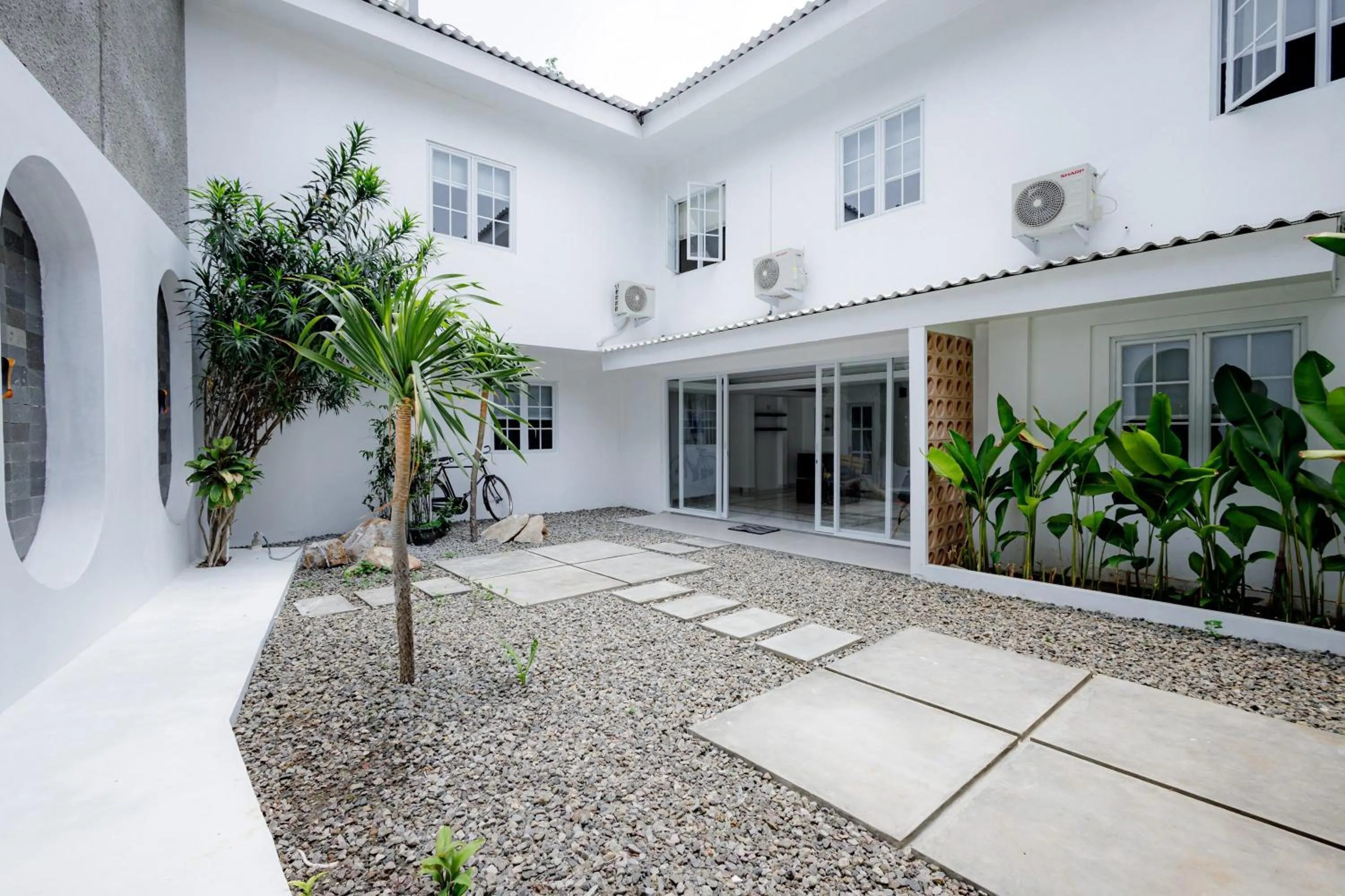 Property building in RedDoorz Plus at Jalan Gatot Subroto Jakarta