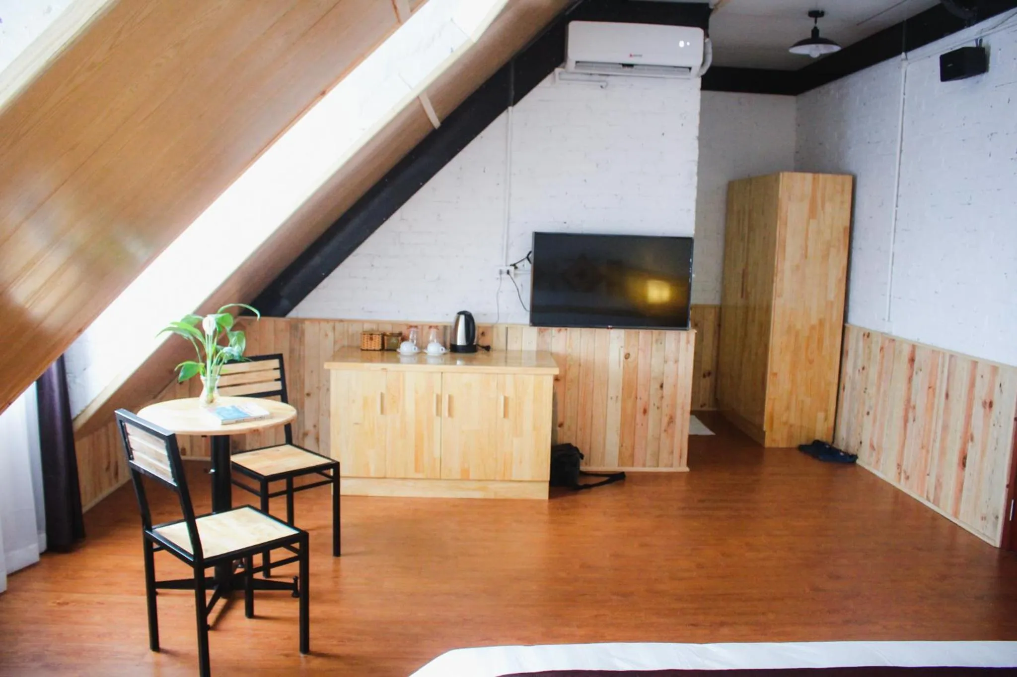 Communal lounge/ TV room in AROMA Ha Long Hotel