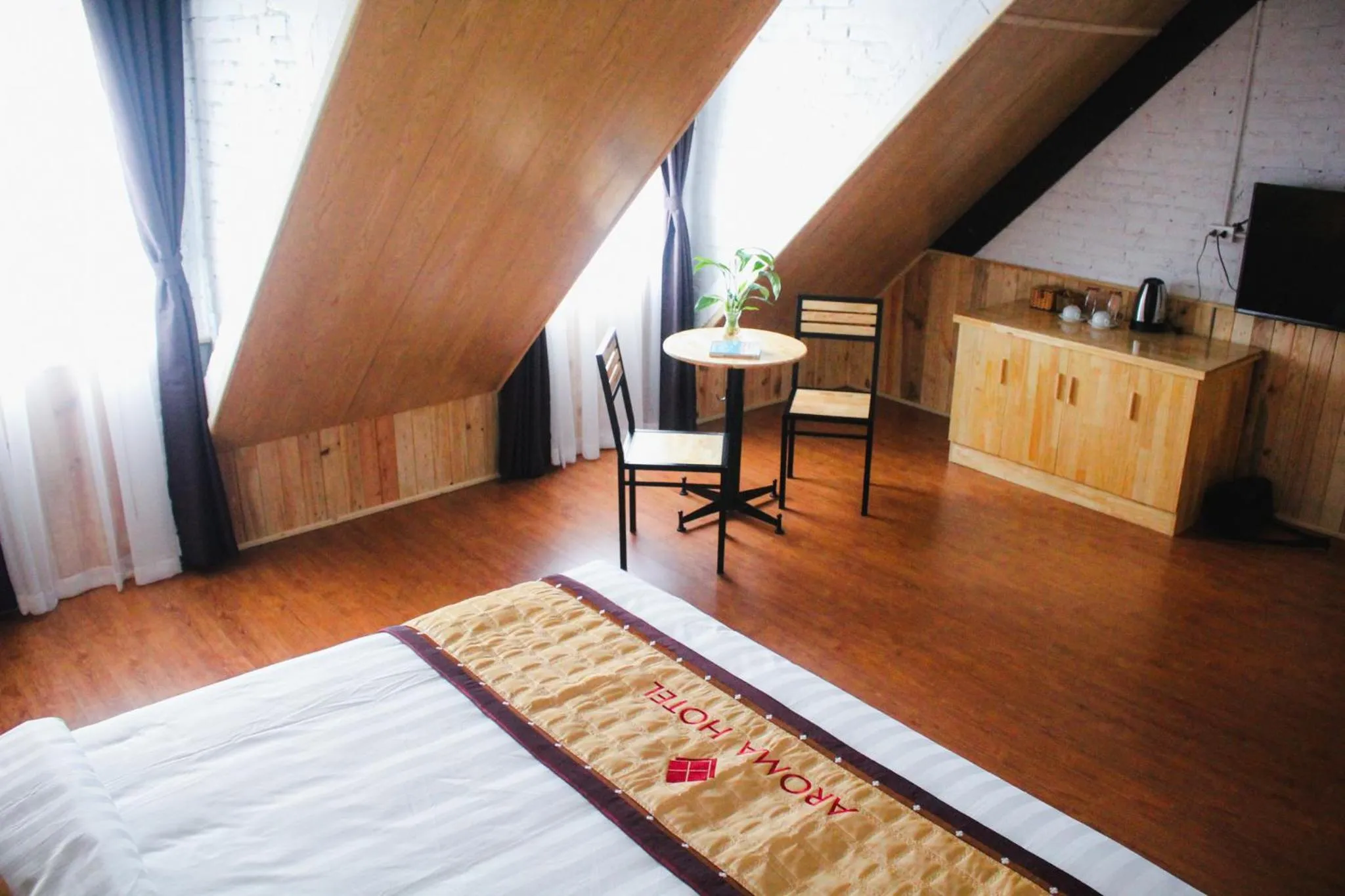 Seating area, Bed in AROMA Ha Long Hotel