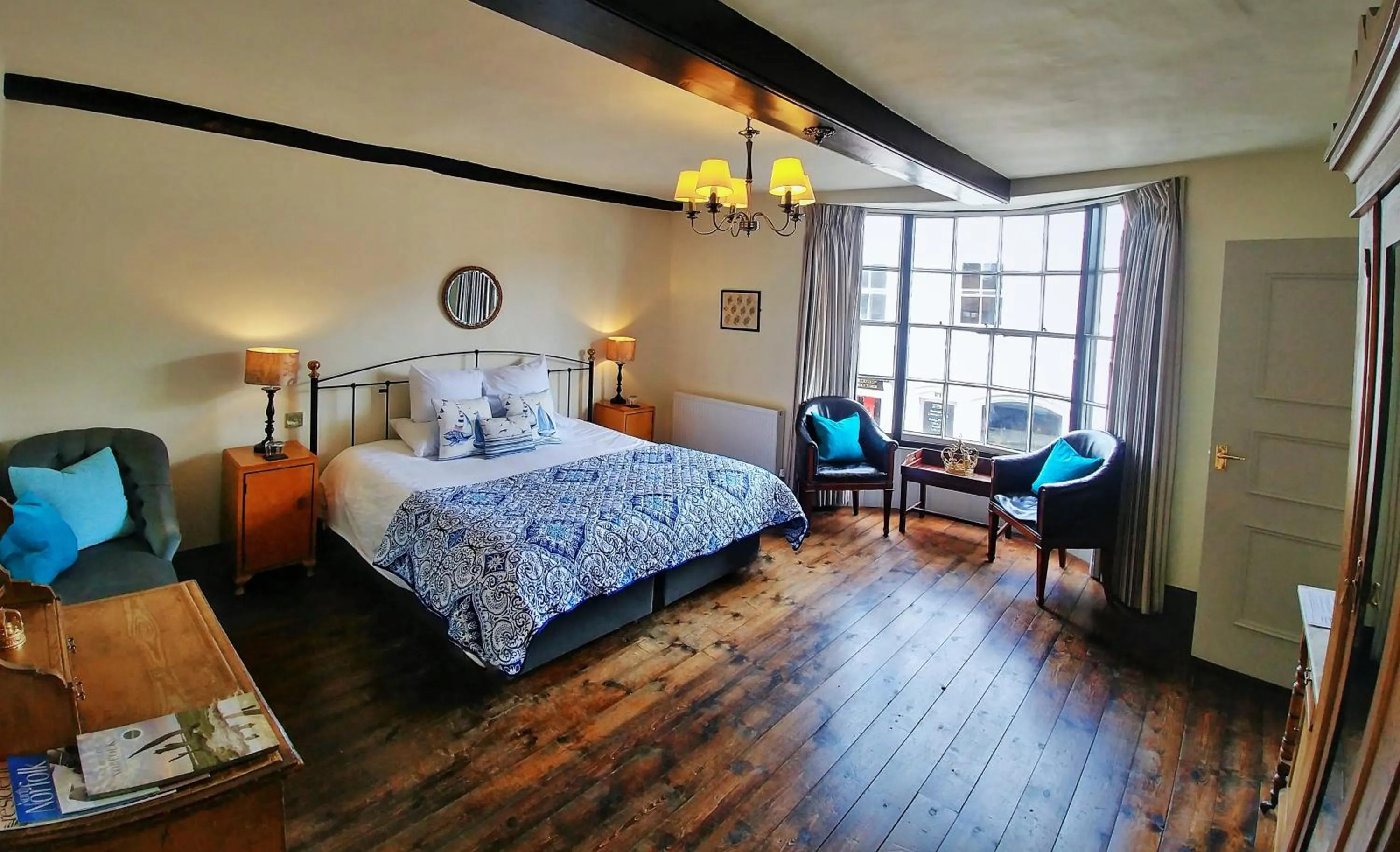 Photo of the whole room, Bed in Kings Head Holt