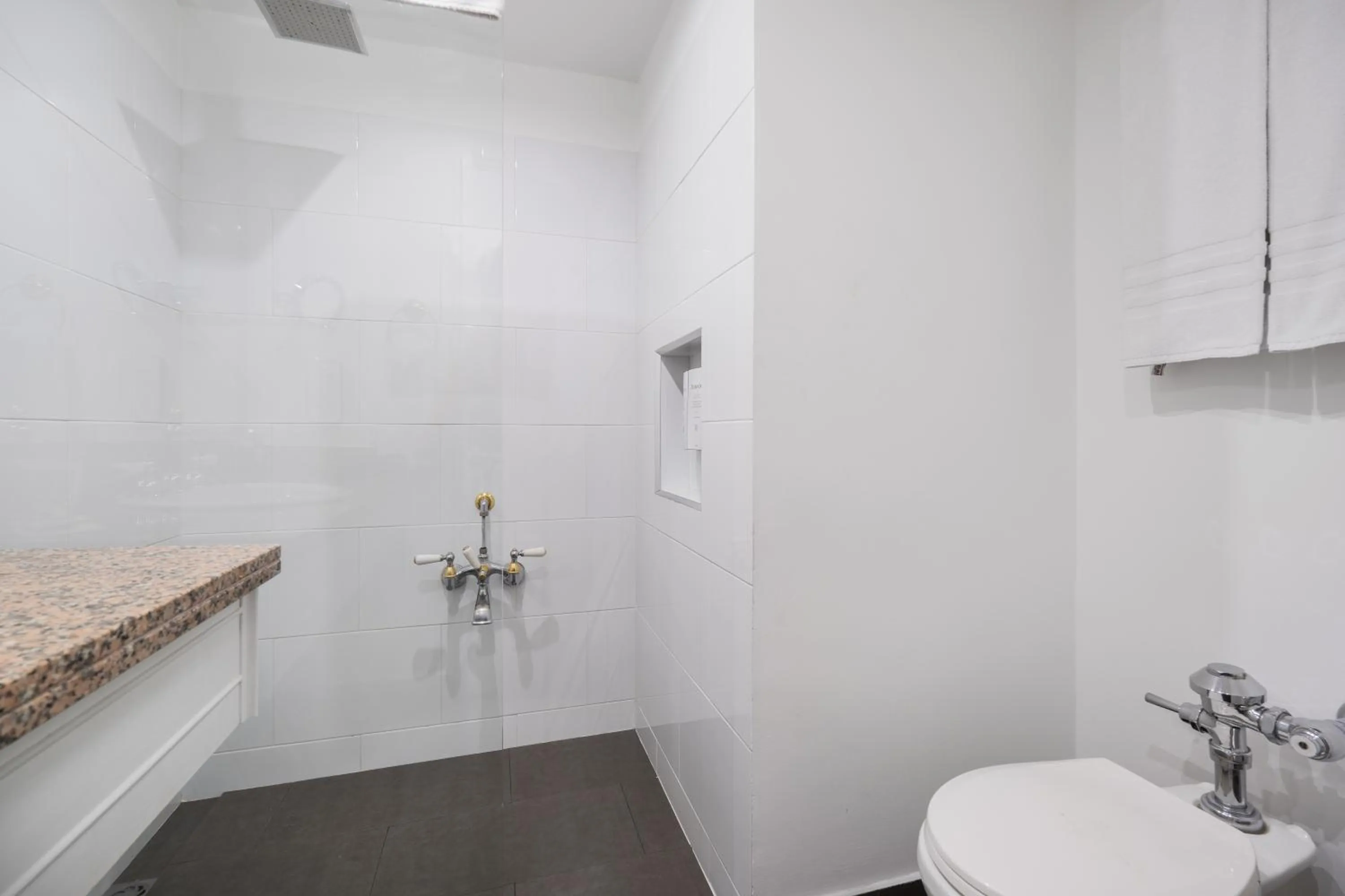 Shower in Hotel Le Manoir Bogotá