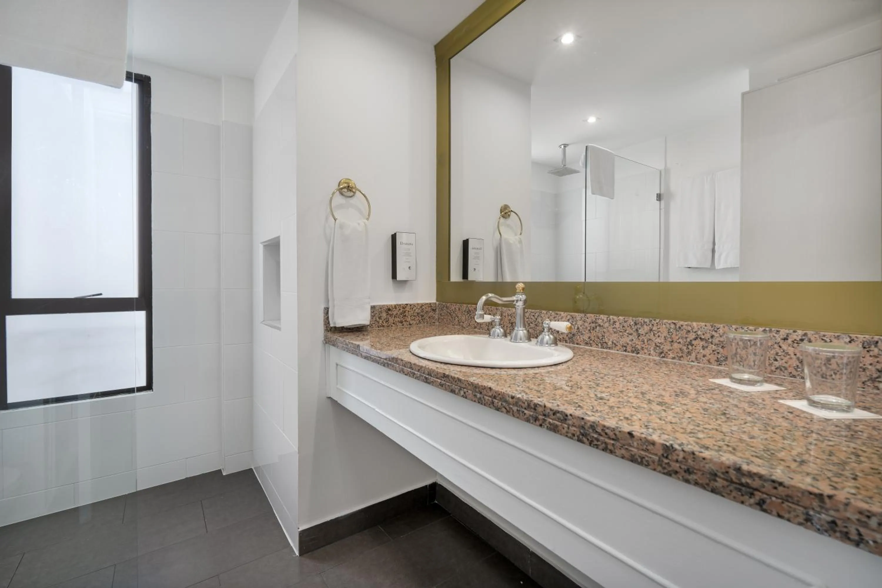 Shower in Hotel Le Manoir Bogotá