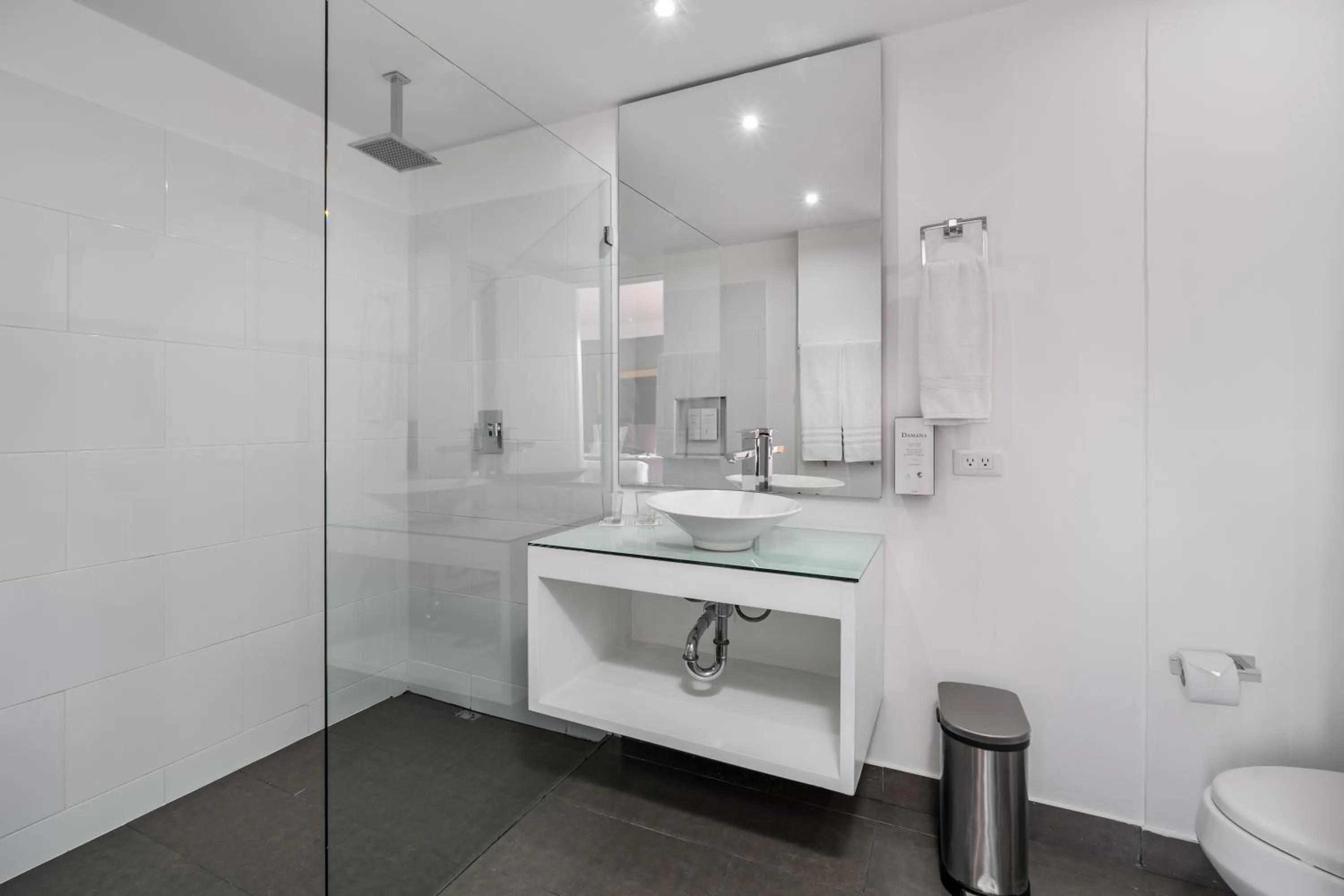 Shower in Hotel Le Manoir Bogotá