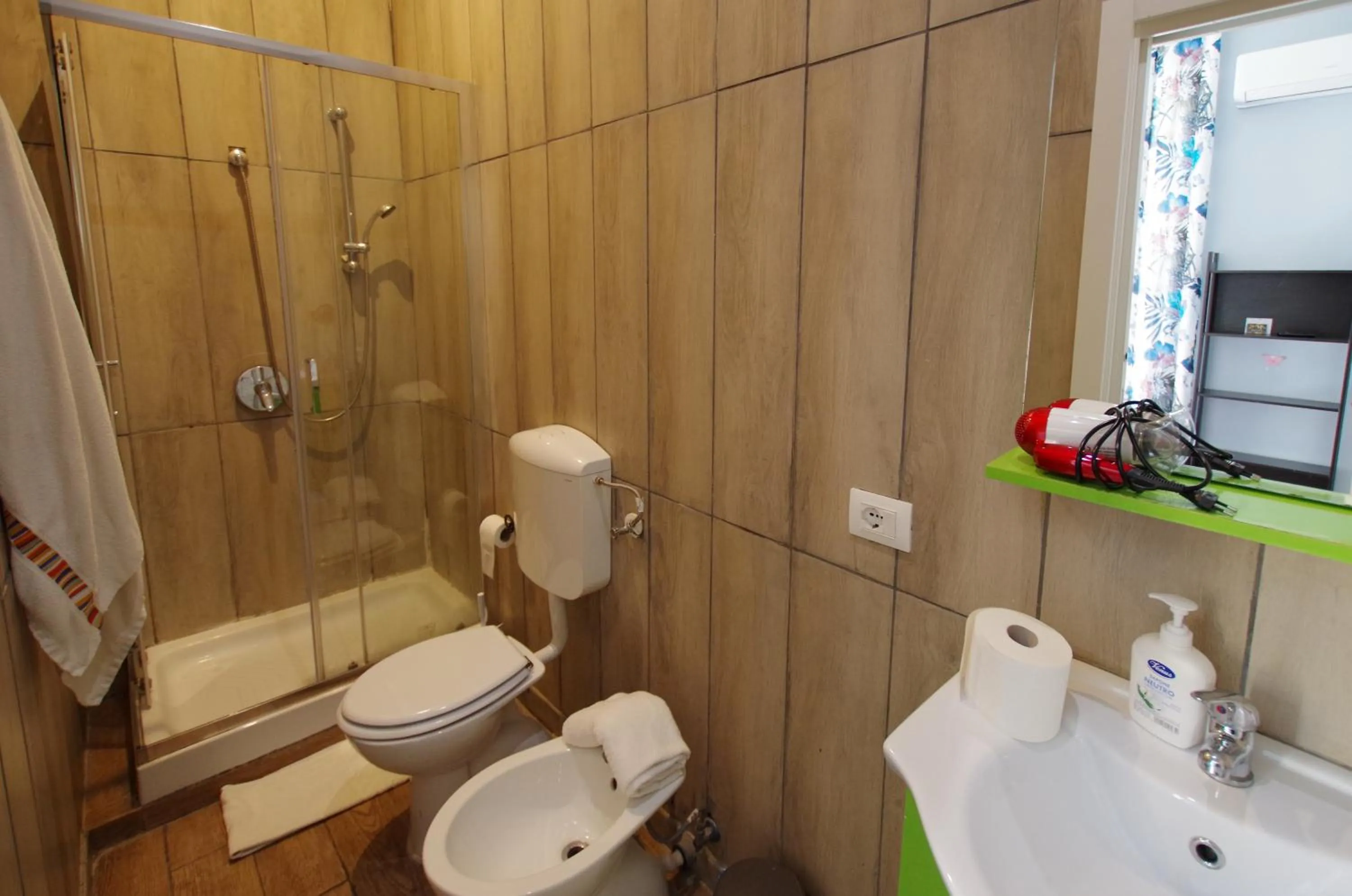 Shower in Old Bakery Rome GuestHouse