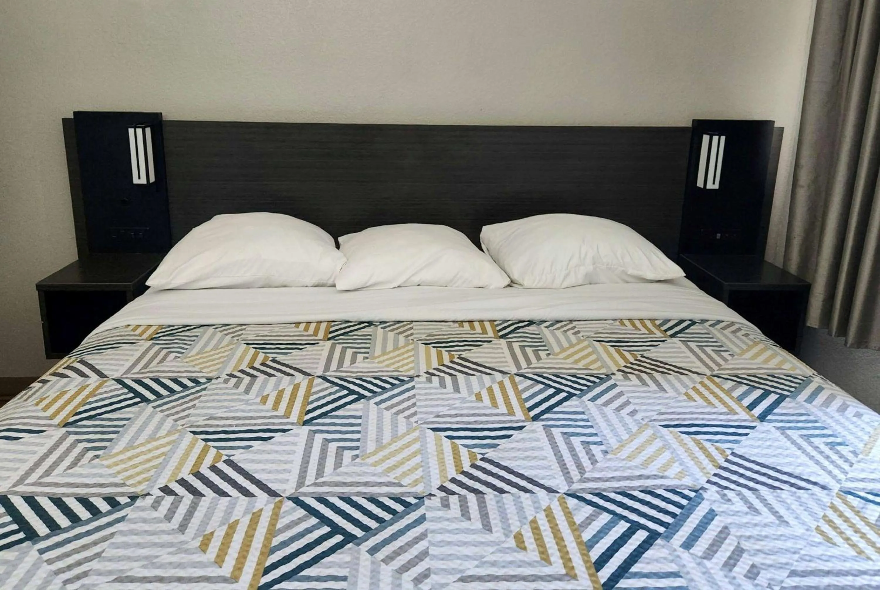 Photo of the whole room, Bed in Baymont by Wyndham San Antonio Airport