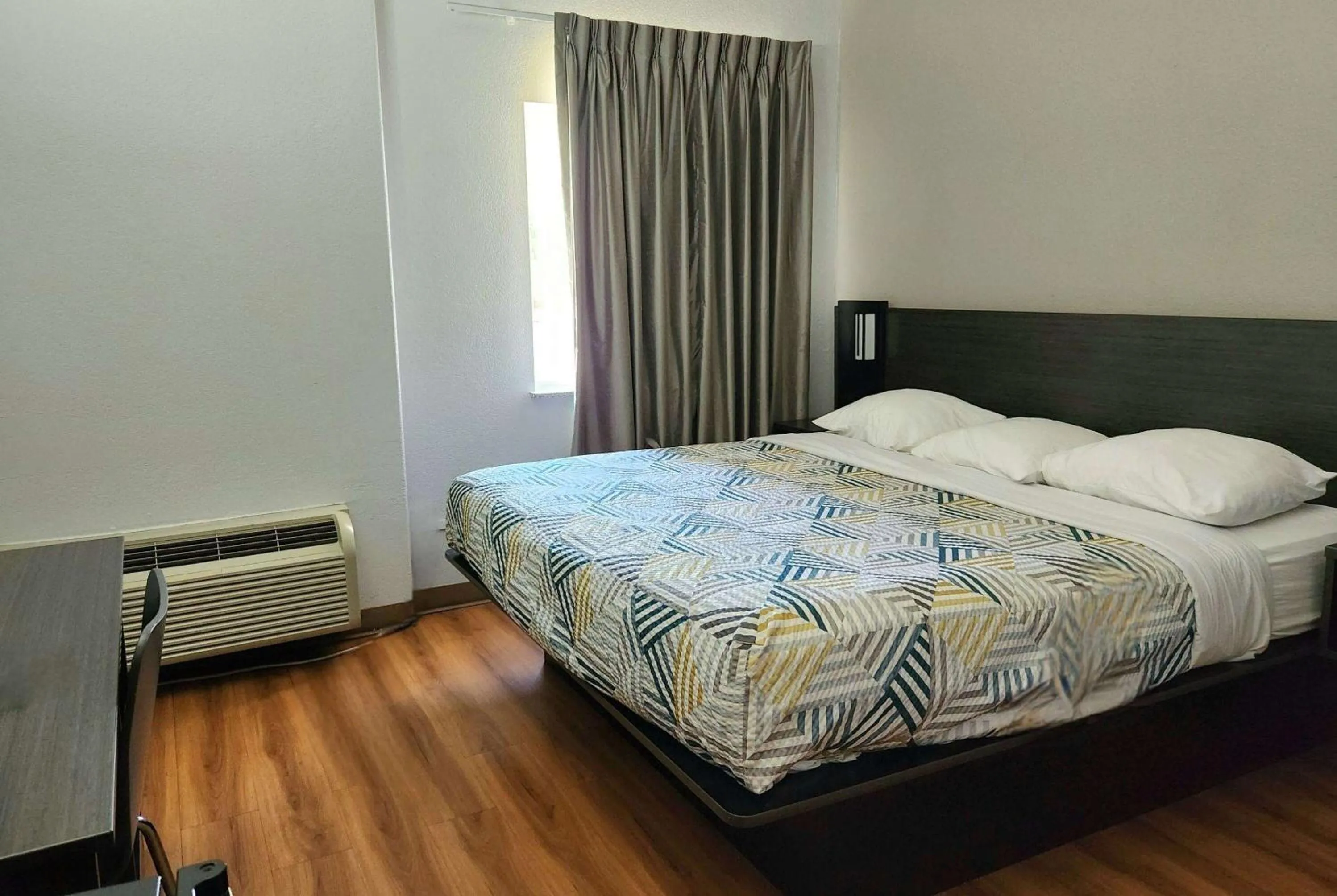 Photo of the whole room, Bed in Baymont by Wyndham San Antonio Airport