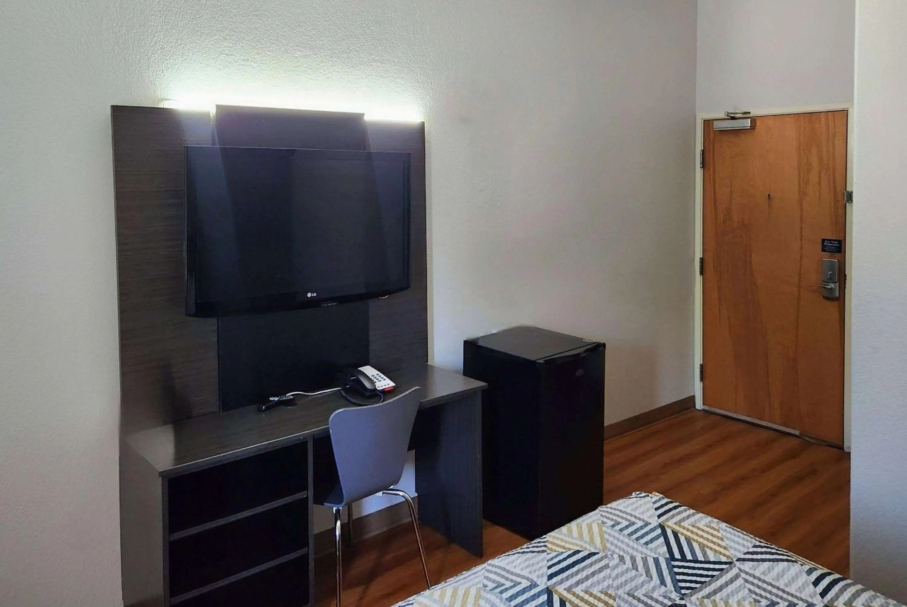 Photo of the whole room, Bed in Baymont by Wyndham San Antonio Airport