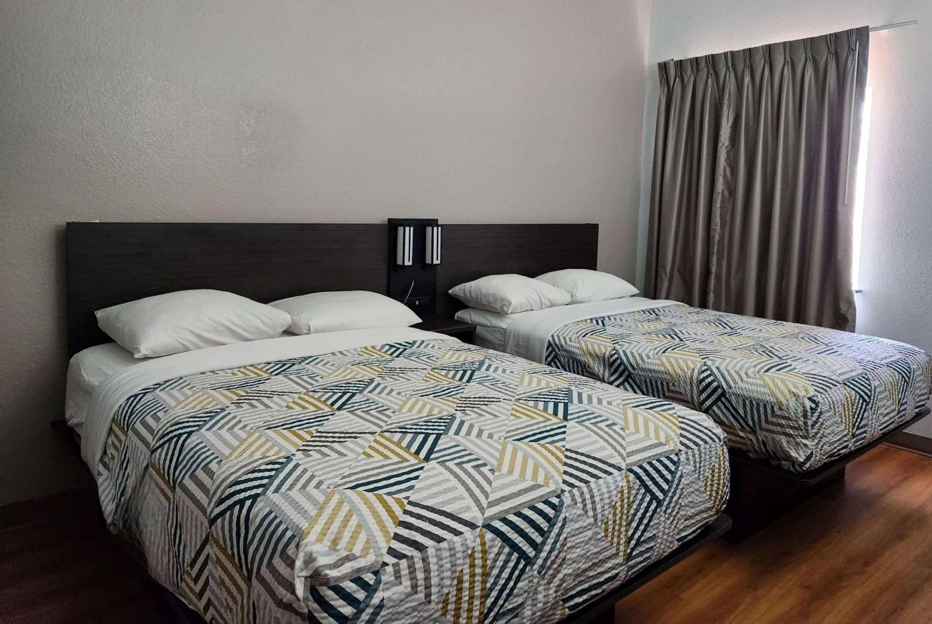 Photo of the whole room, Bed in Baymont by Wyndham San Antonio Airport