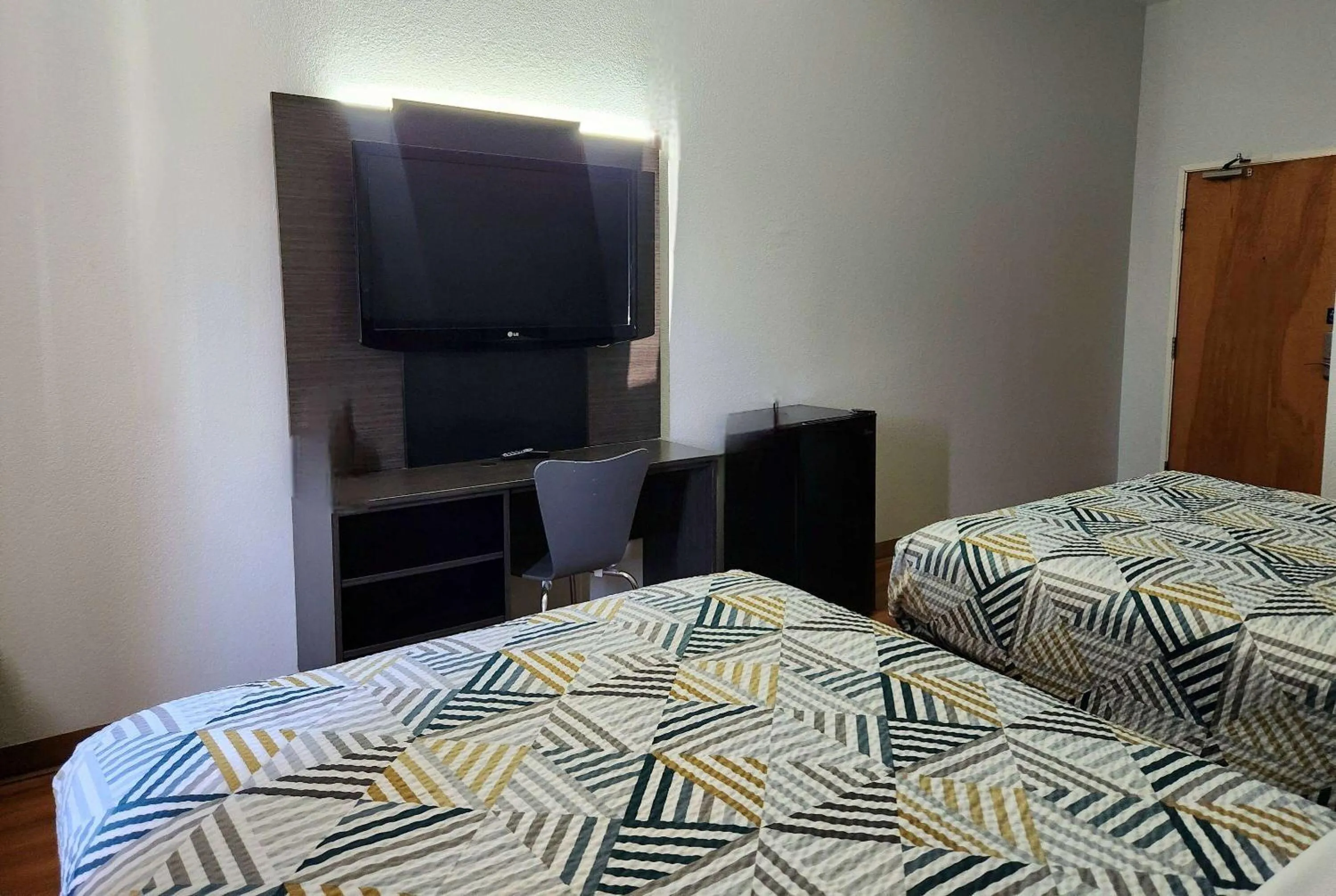 Photo of the whole room, Bed in Baymont by Wyndham San Antonio Airport