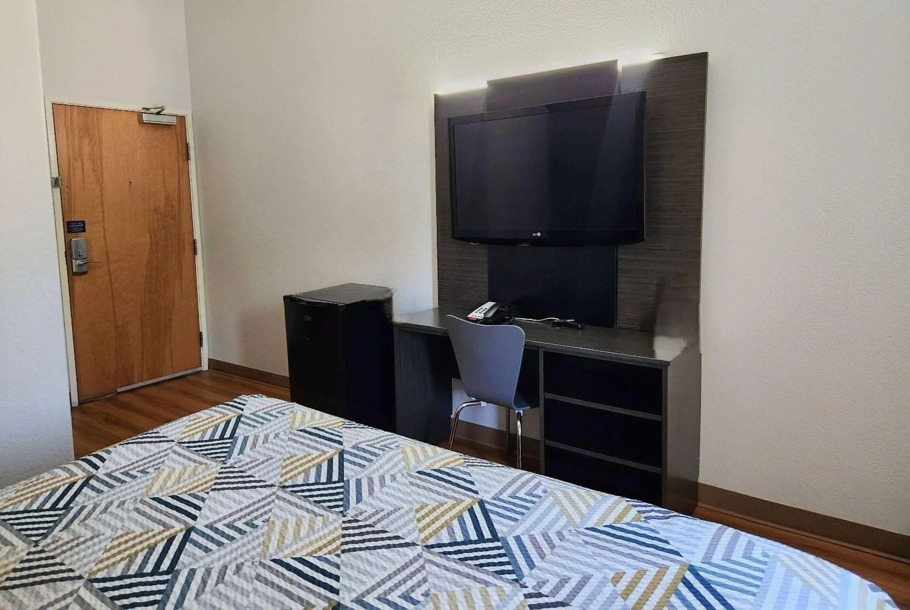 Photo of the whole room, Bed in Baymont by Wyndham San Antonio Airport