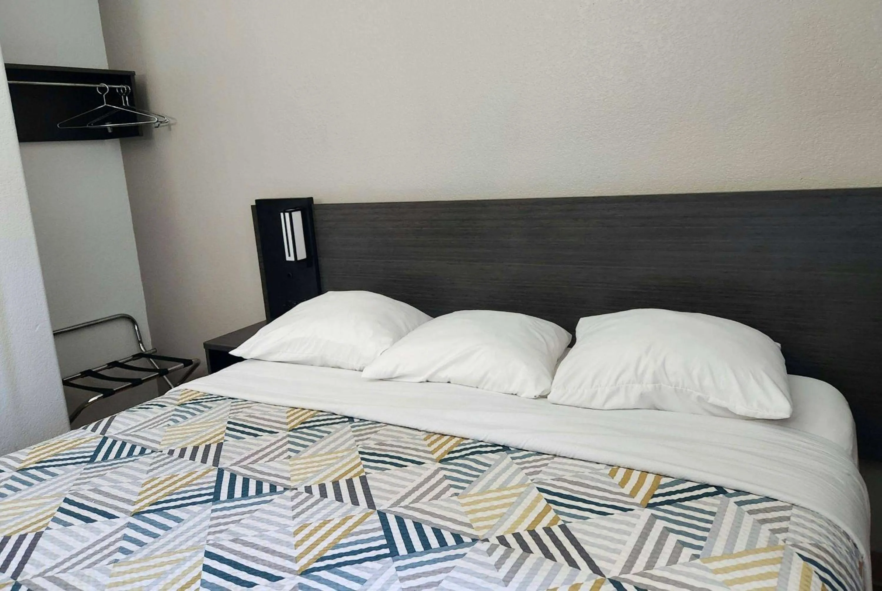 Photo of the whole room, Bed in Baymont by Wyndham San Antonio Airport