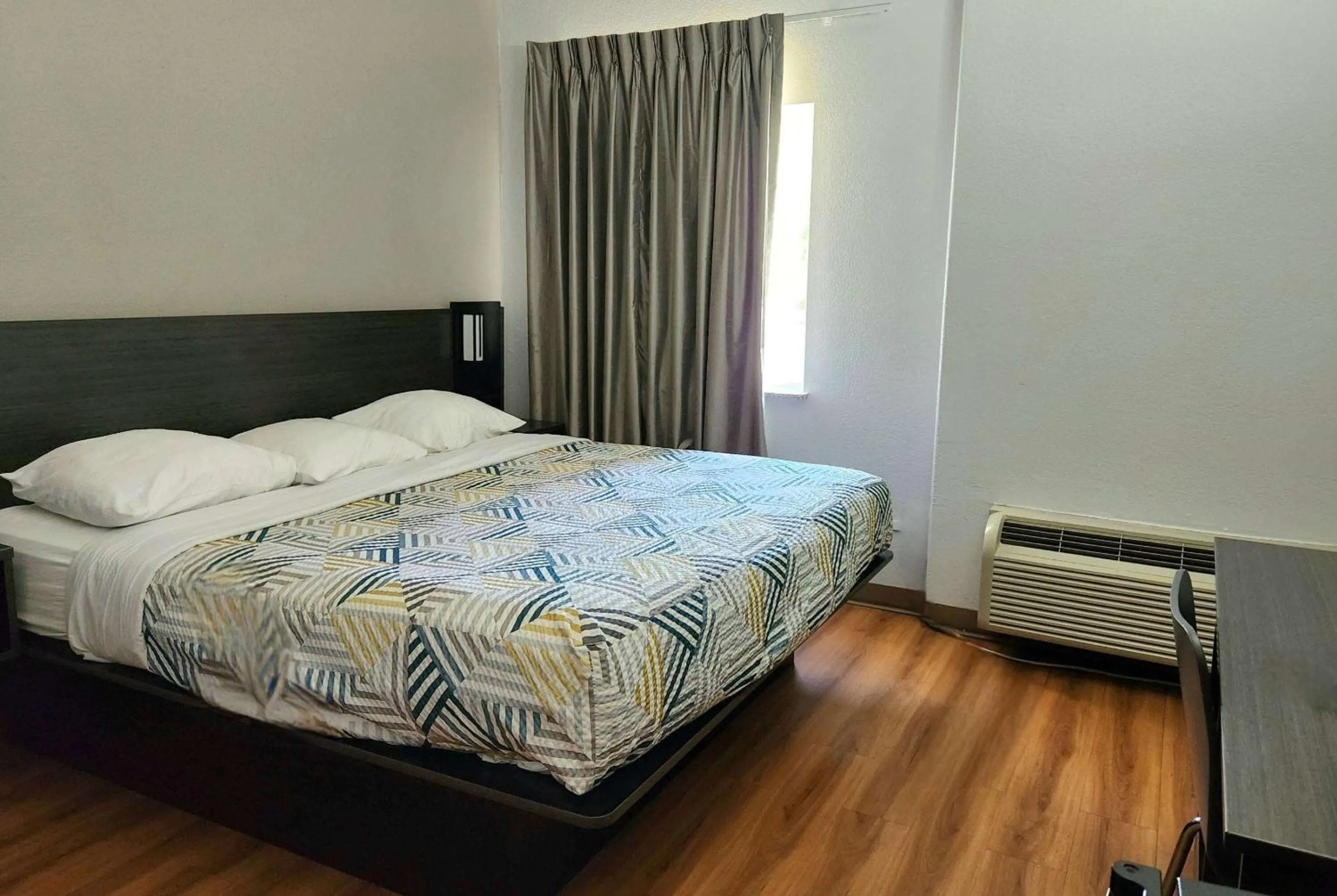 Photo of the whole room, Bed in Baymont by Wyndham San Antonio Airport