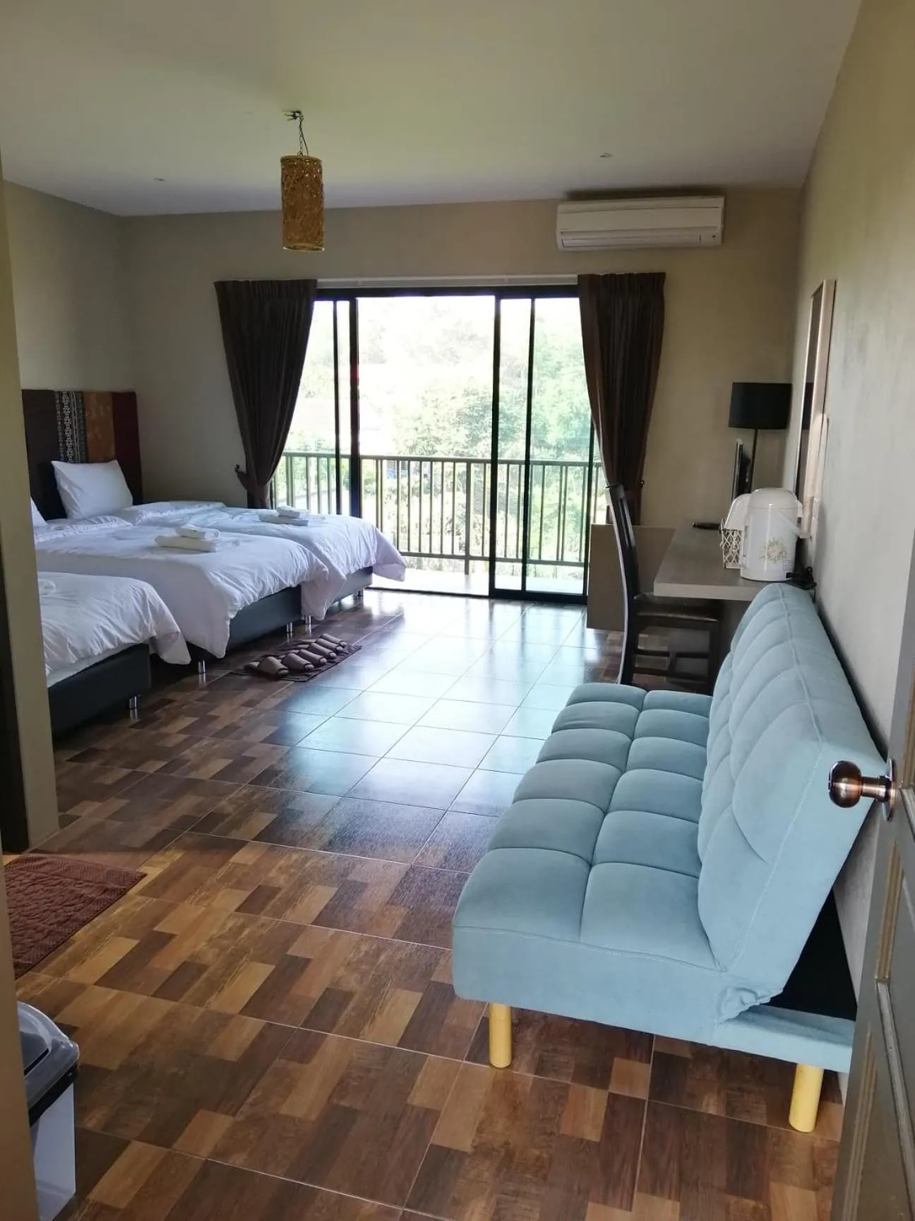 Photo of the whole room, Bed in Thanburi resort