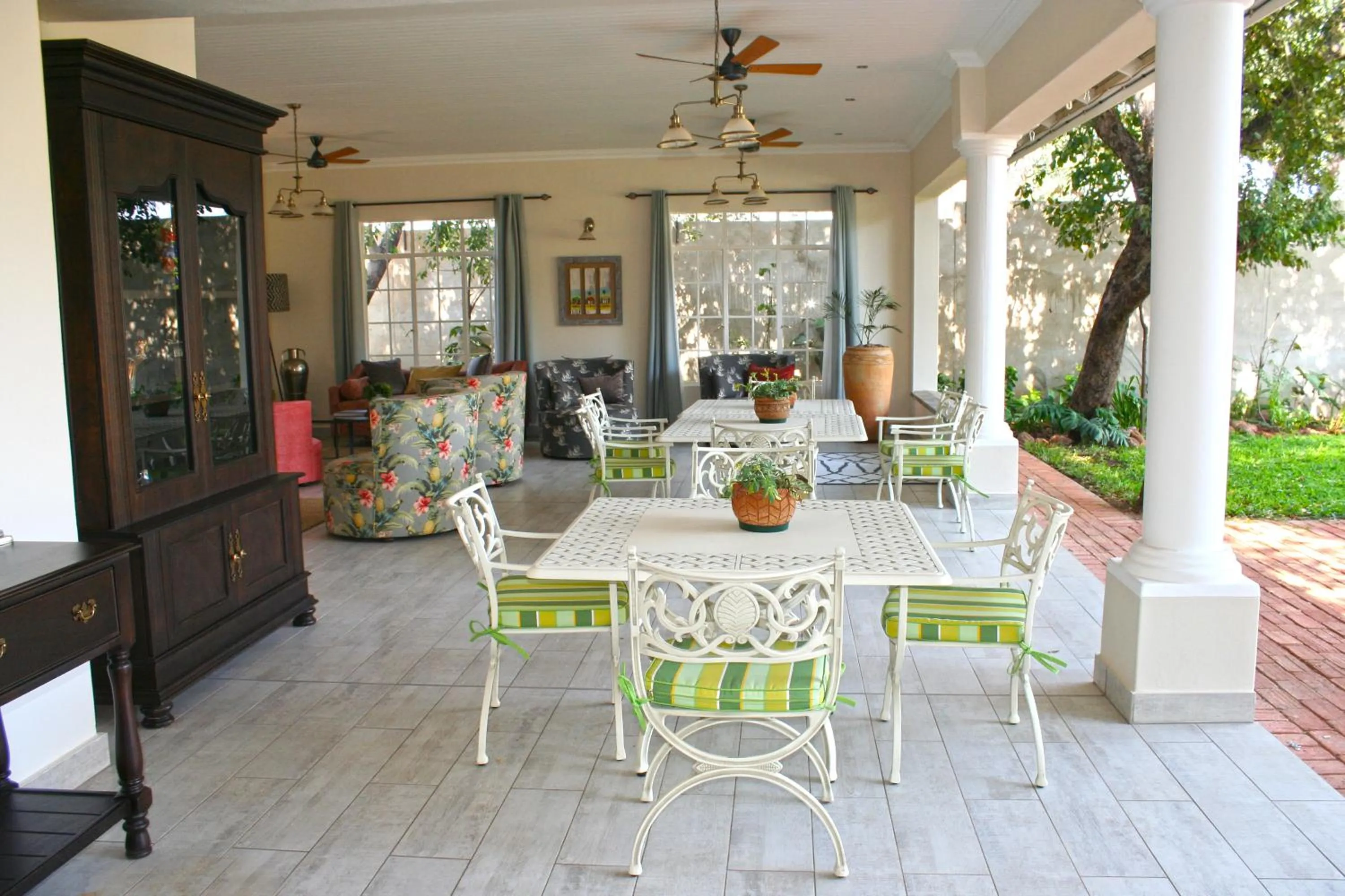 Restaurant/places to eat in Batonka Guest Lodge