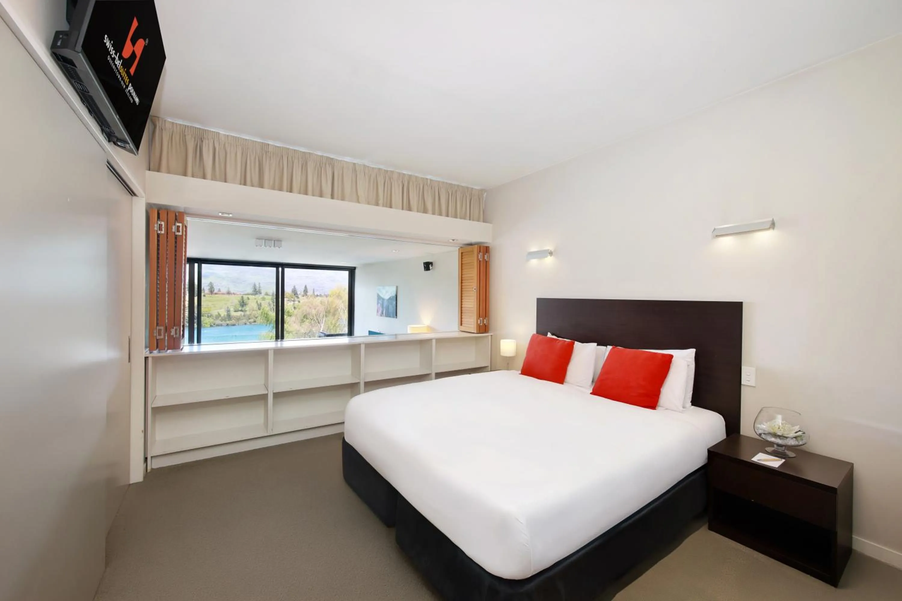 Bed in Swiss-Belsuites Pounamu Queenstown