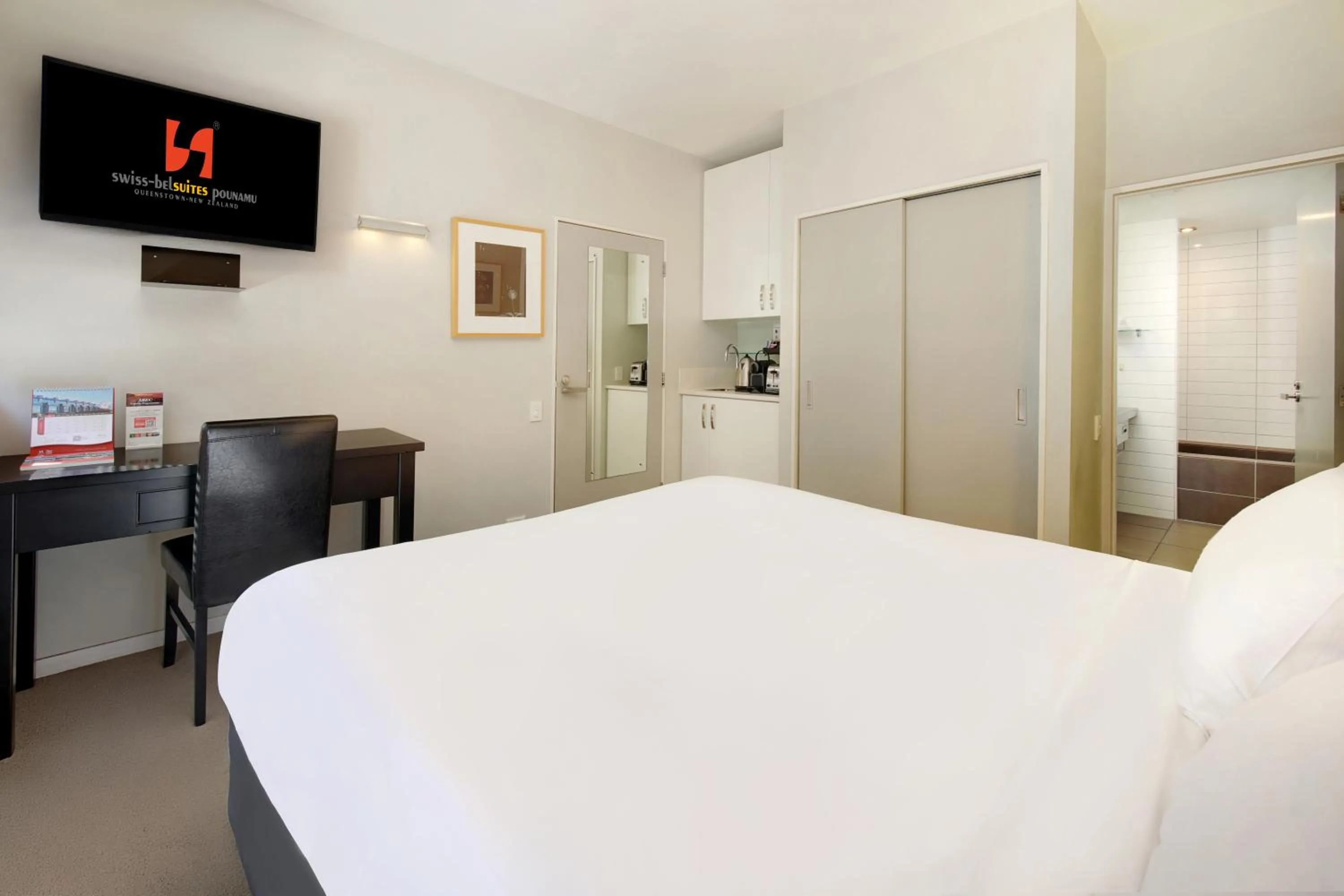 Bed in Swiss-Belsuites Pounamu Queenstown