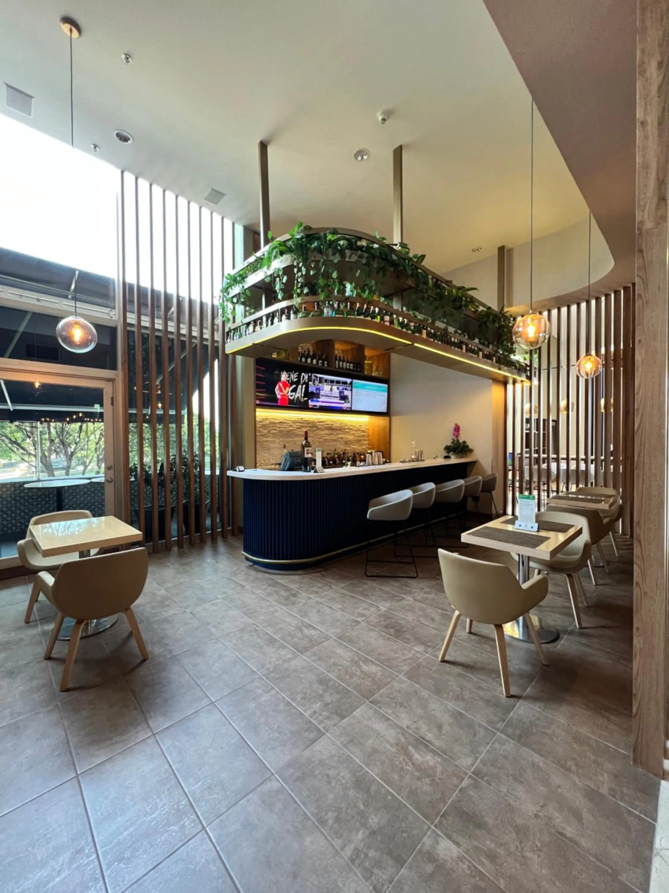 Restaurant/places to eat in Holiday Inn Bogota Airport by IHG