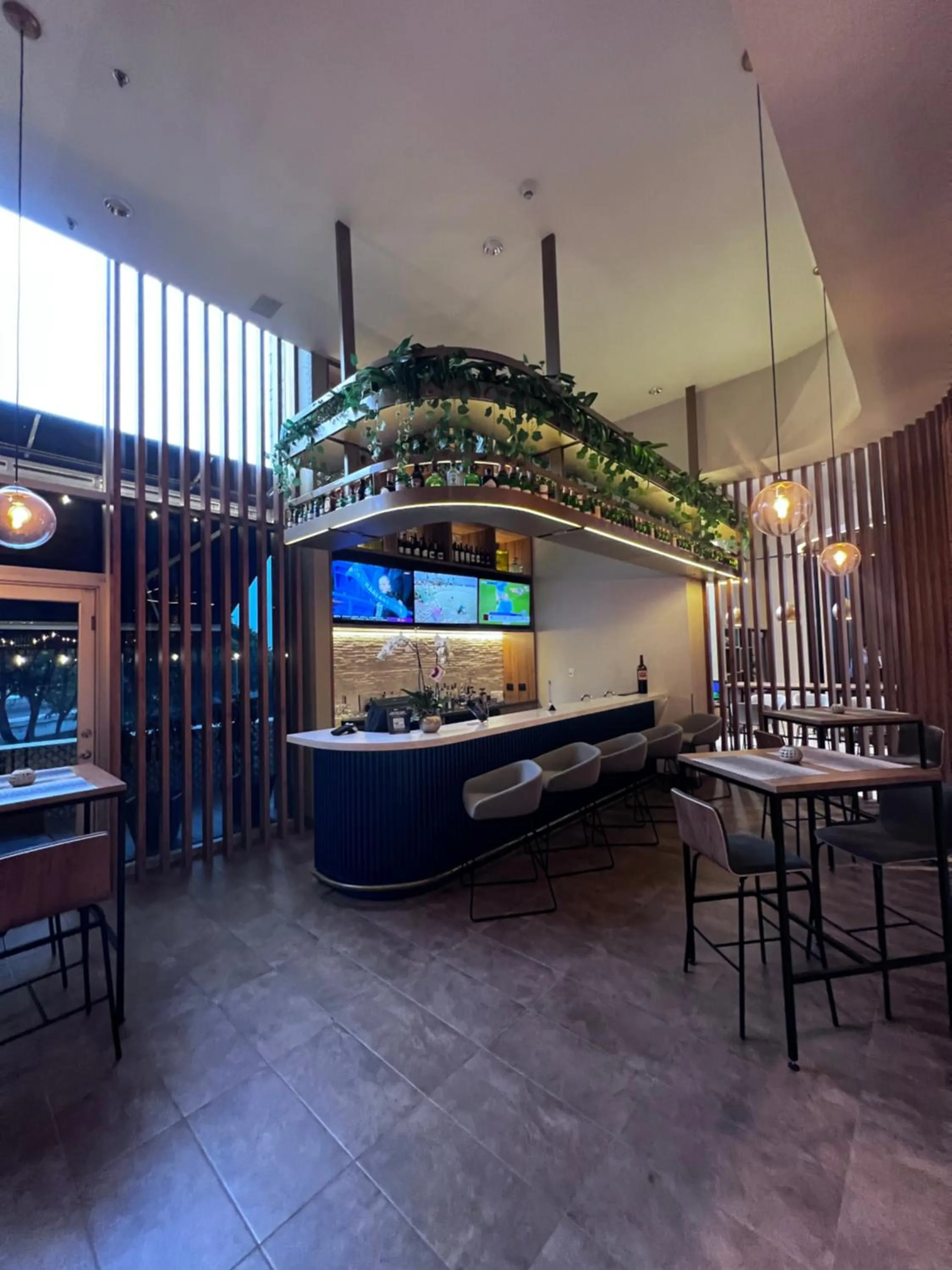 Lounge or bar in Holiday Inn Bogota Airport by IHG