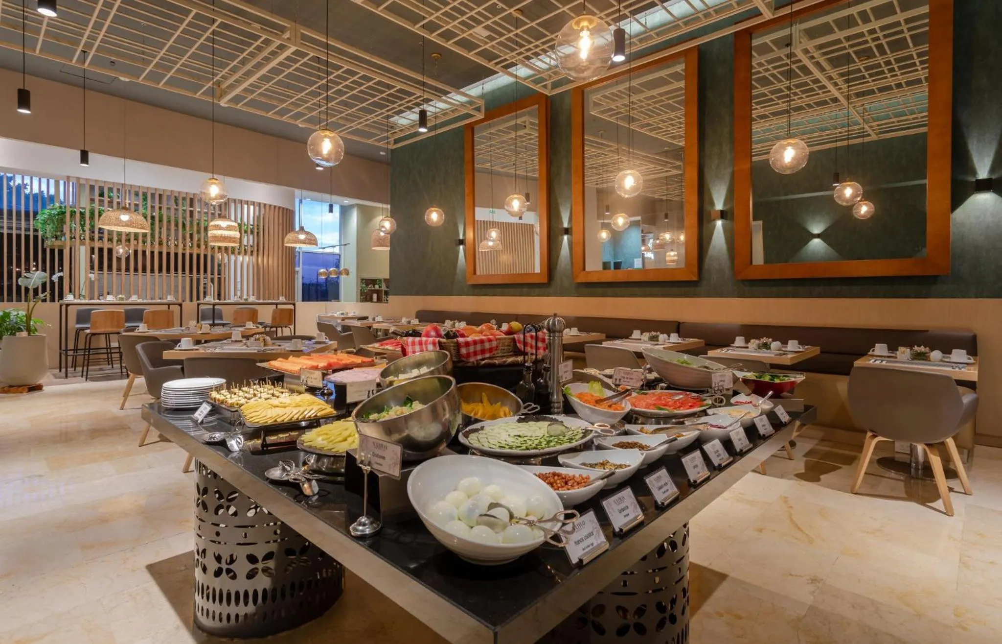 Restaurant/places to eat in Holiday Inn Bogota Airport by IHG