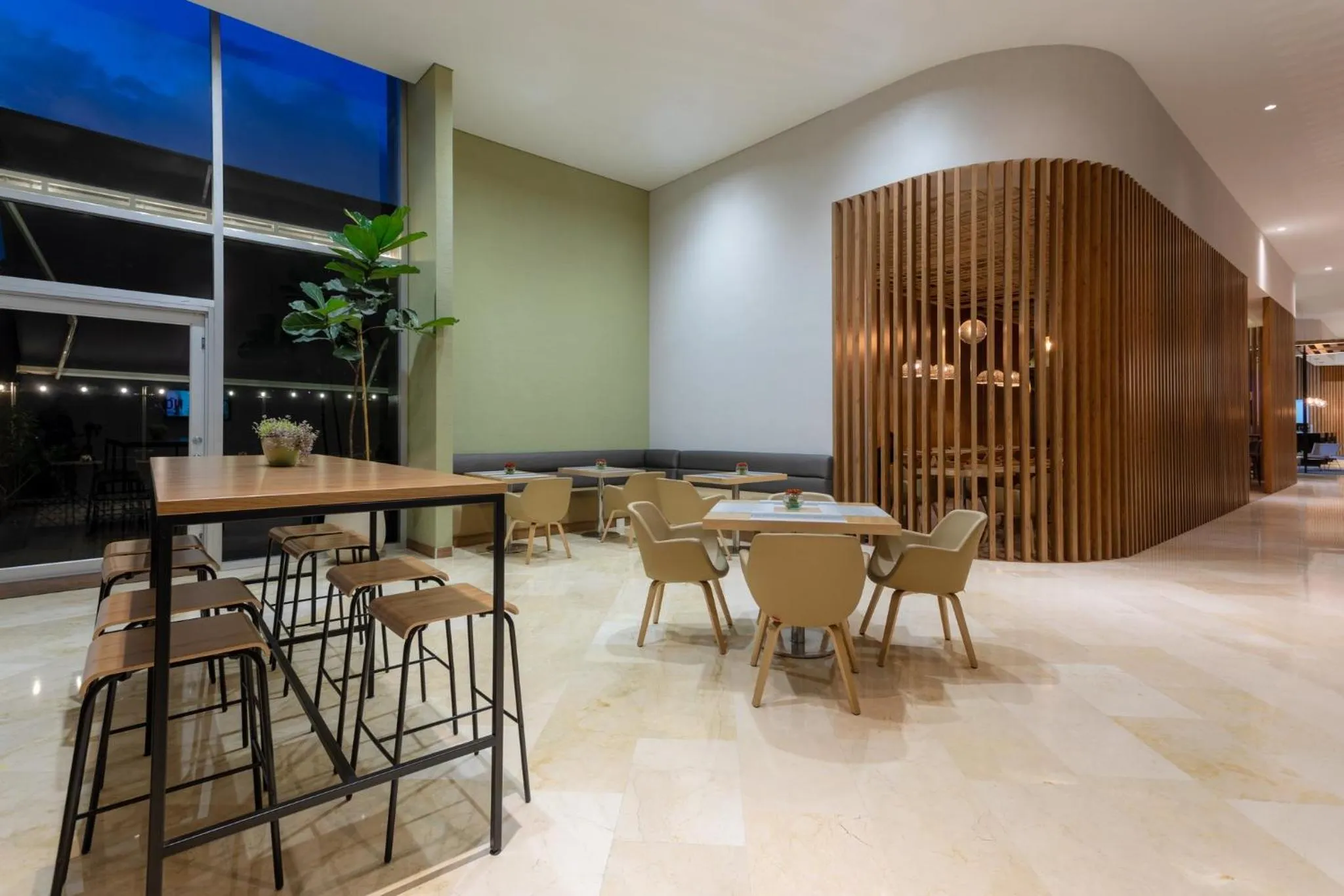 Restaurant/places to eat in Holiday Inn Bogota Airport by IHG