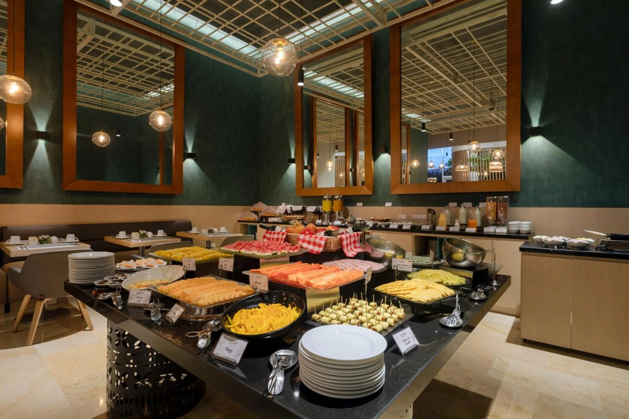 Restaurant/places to eat in Holiday Inn Bogota Airport by IHG