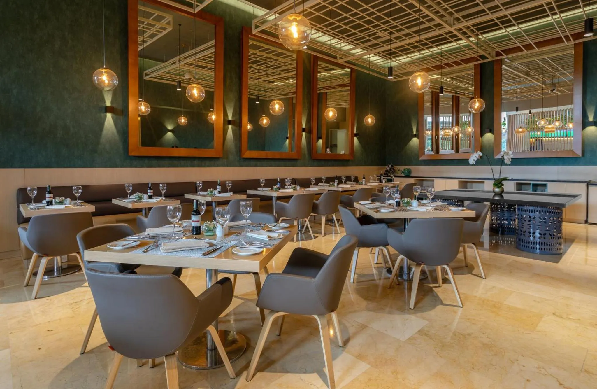 Restaurant/places to eat in Holiday Inn Bogota Airport by IHG