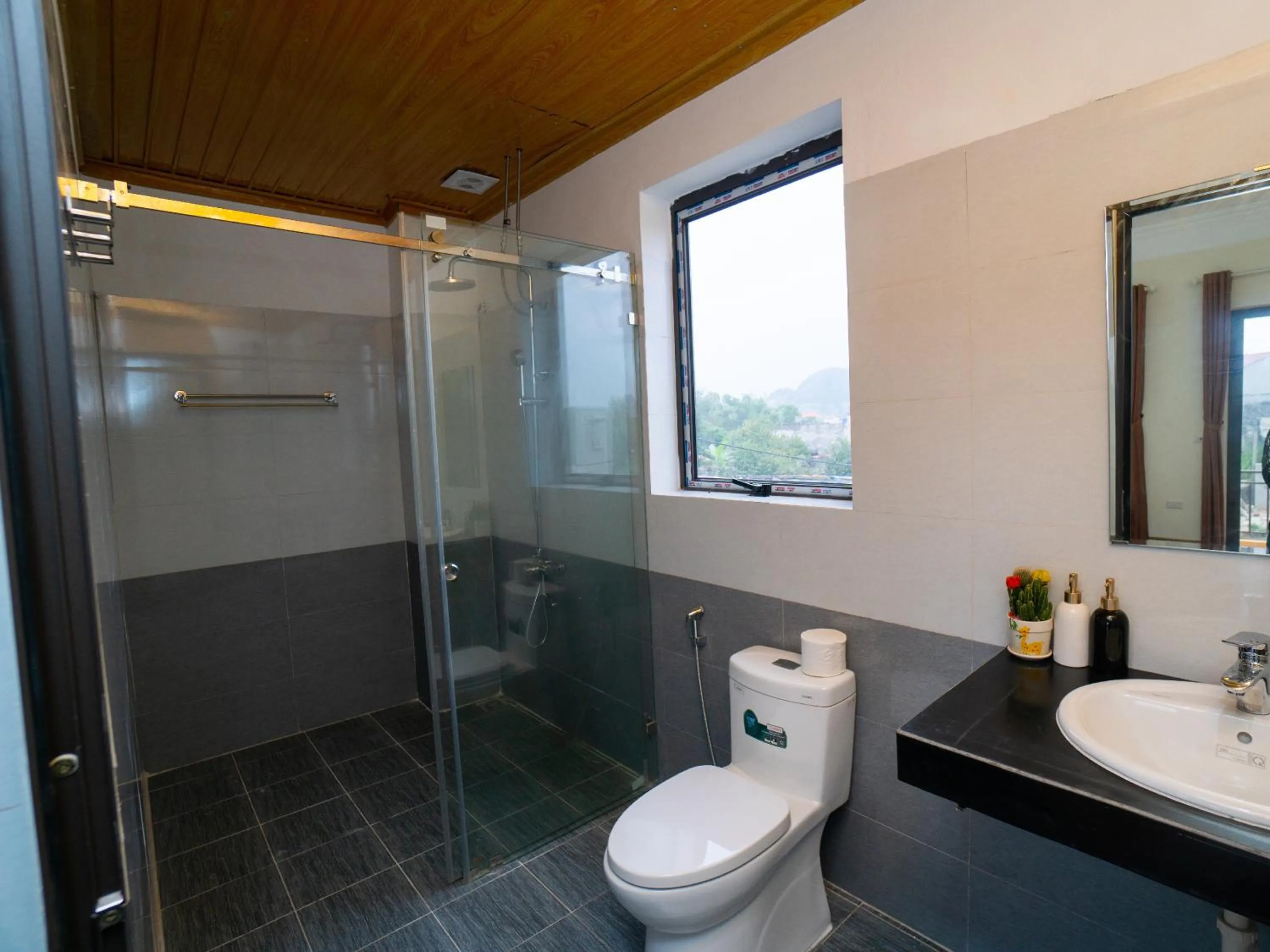 Toilet in Sunny Trang An homestay