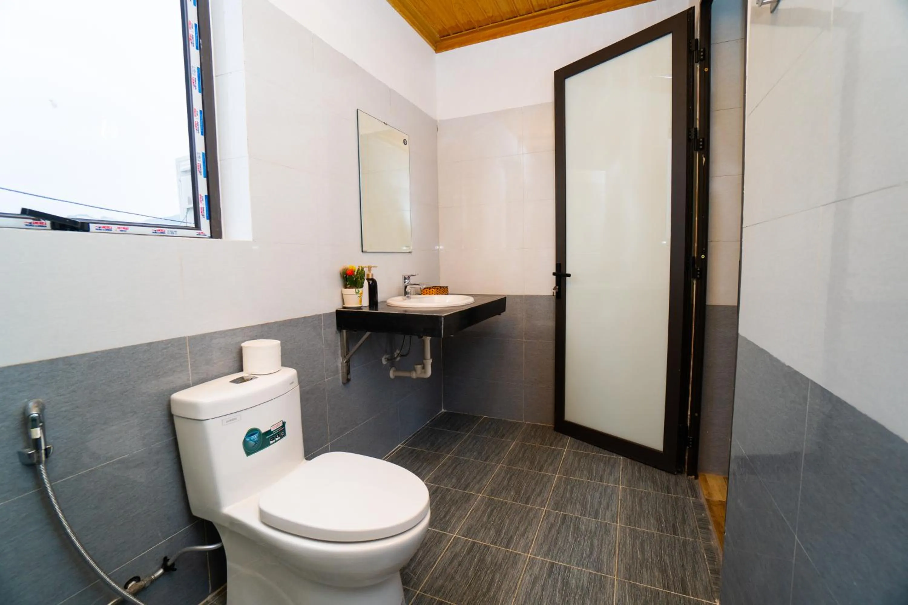 Toilet in Sunny Trang An homestay