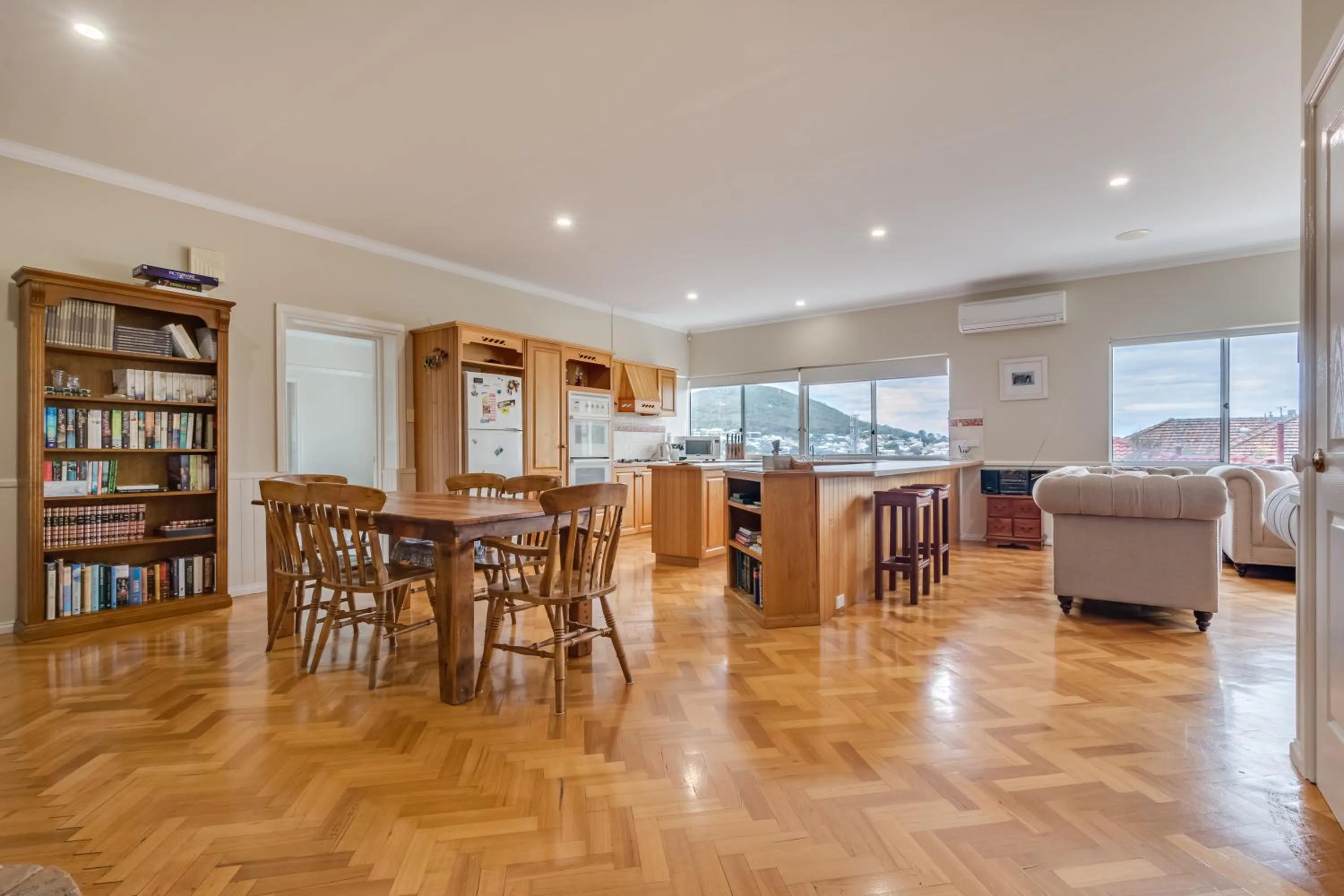 Dining area in Serpentine Rose