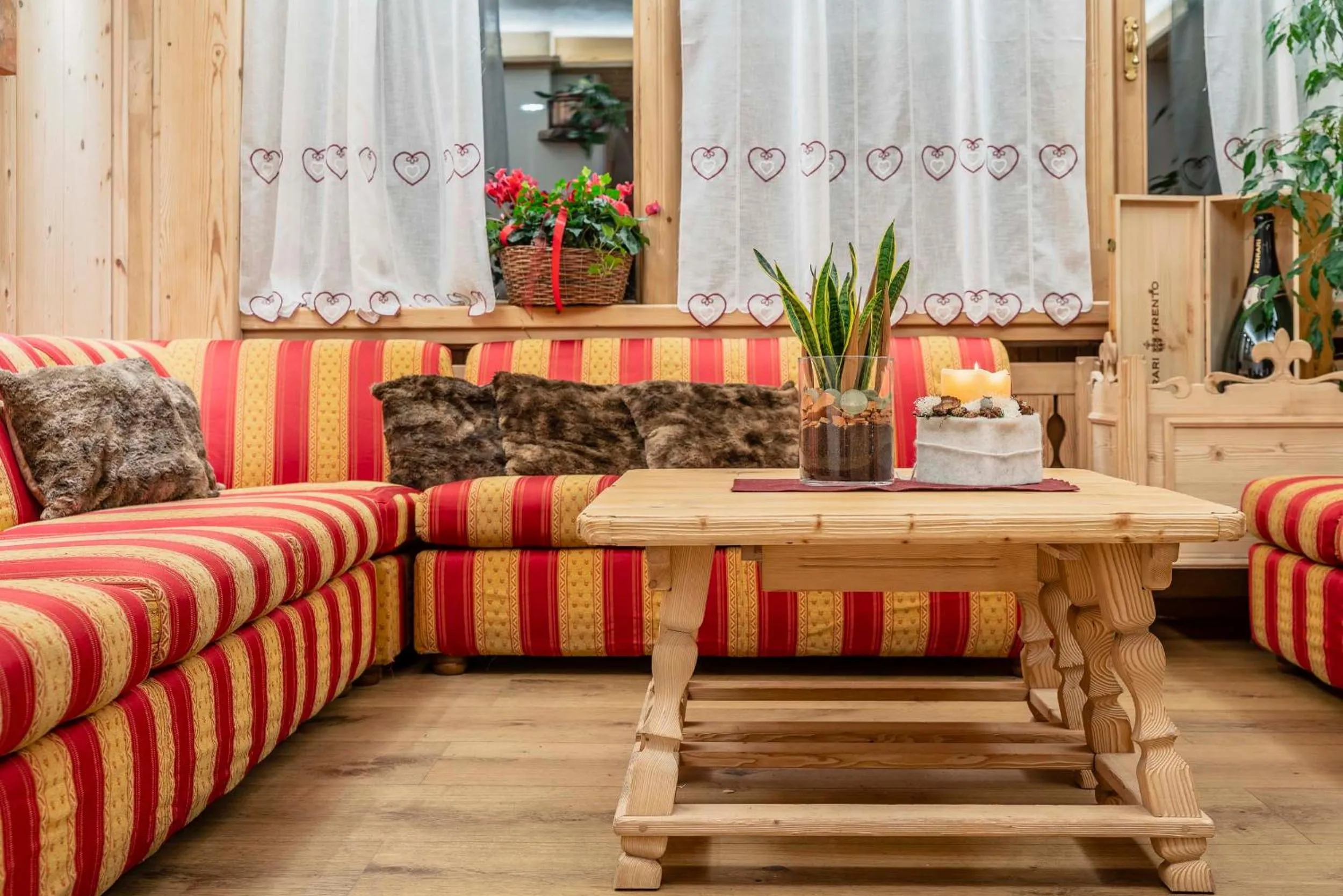 Communal lounge/ TV room in Hotel Ciasa Lorenzi