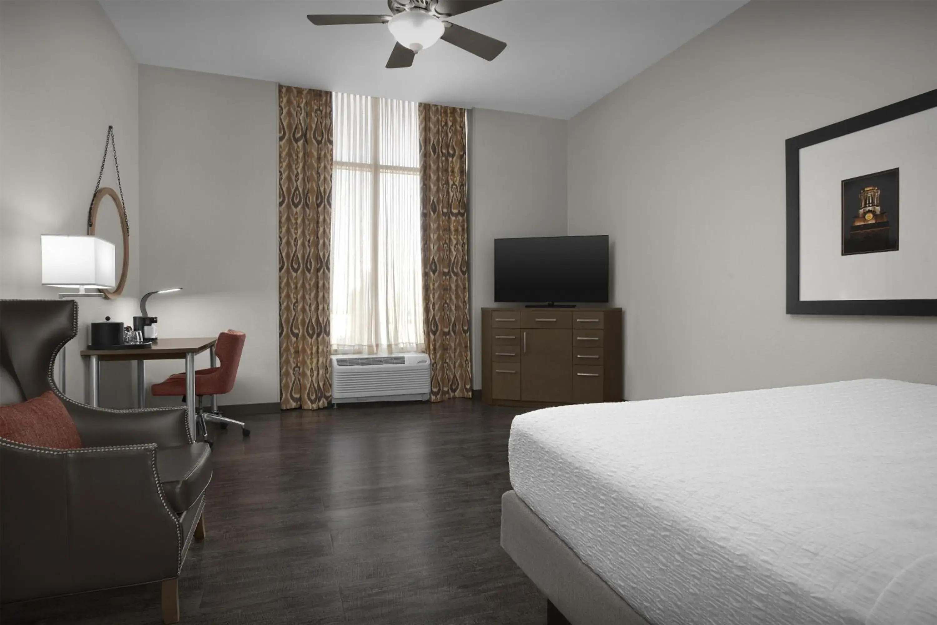 King Room with Balcony - Hearing Accessible/Non-Smoking in Hampton Inn and Suites Austin University Capitol King Room with Balcony - Hearing Accessible/Non-Smoking in Hampton Inn and Suites Austin University Capitol