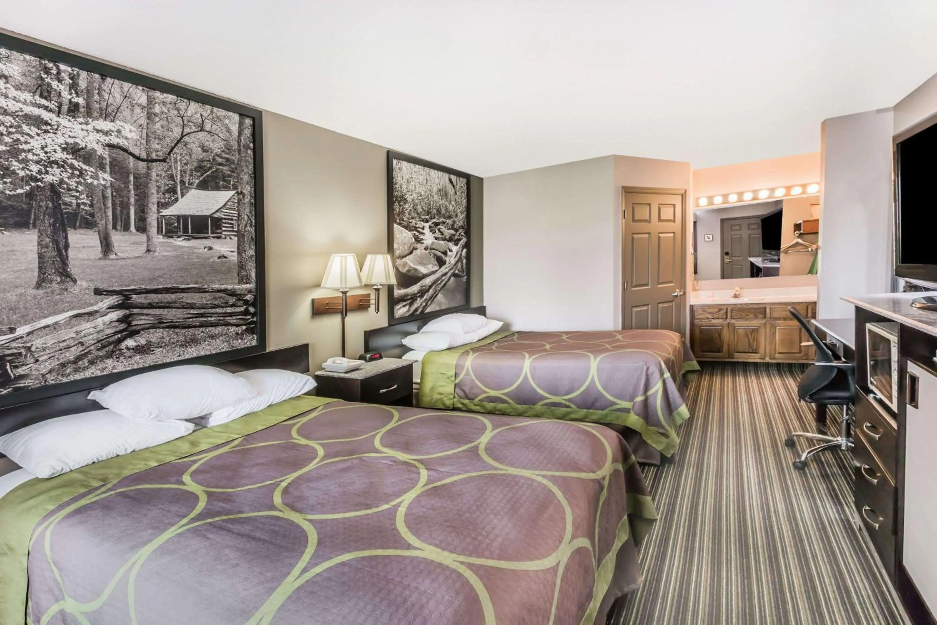 Photo of the whole room, Bed in Super 8 by Wyndham Clinton