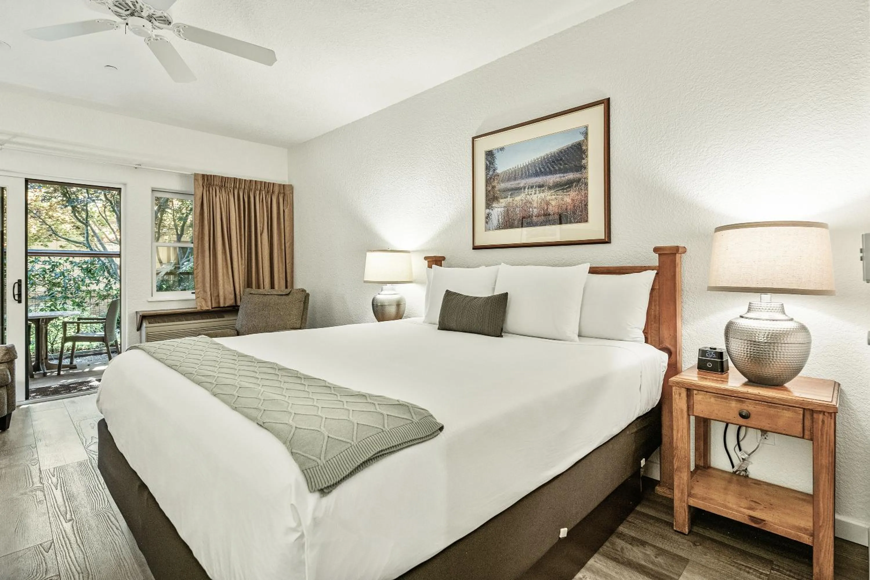 Bedroom, Bed in El Pueblo Inn