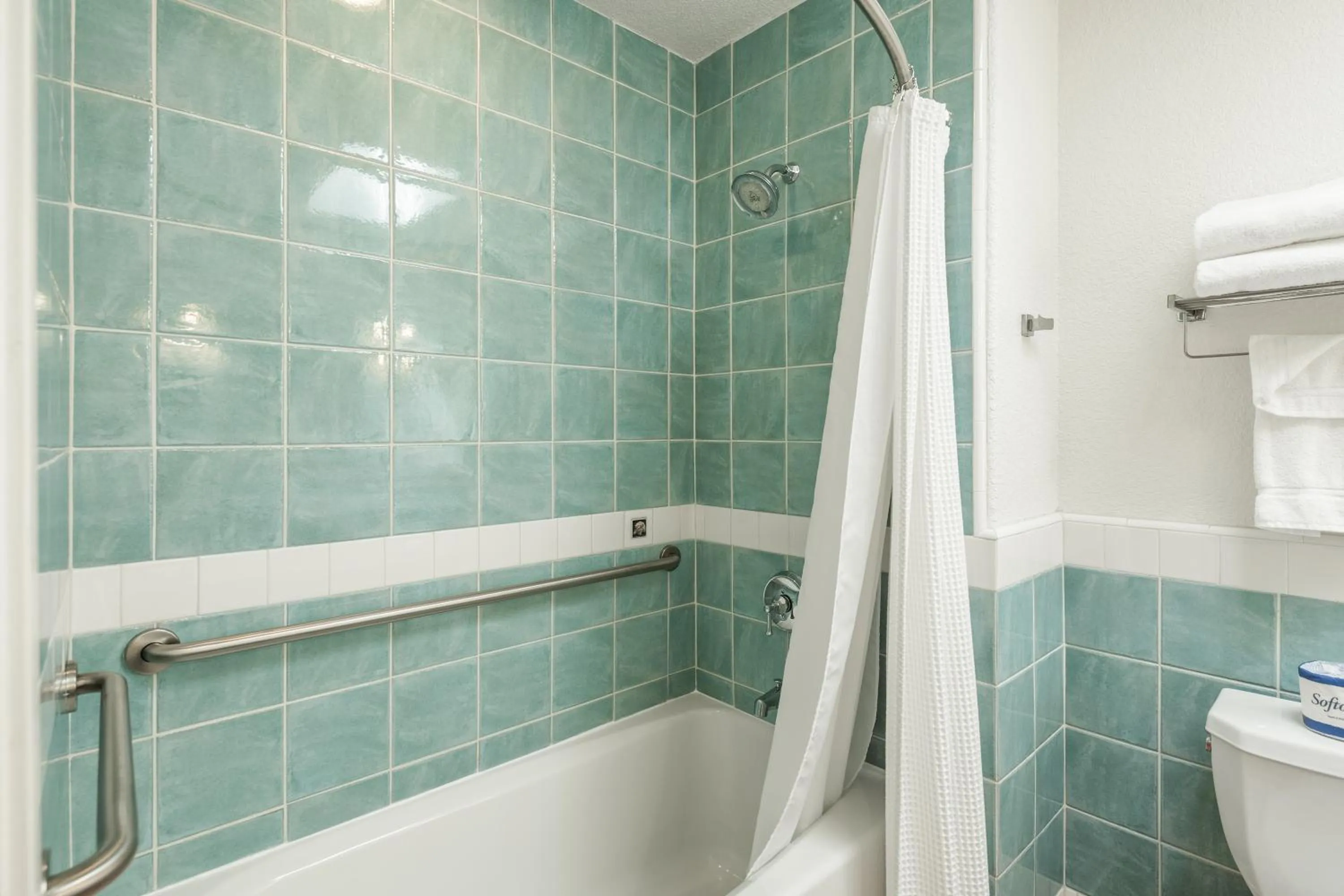 Bathroom in El Pueblo Inn