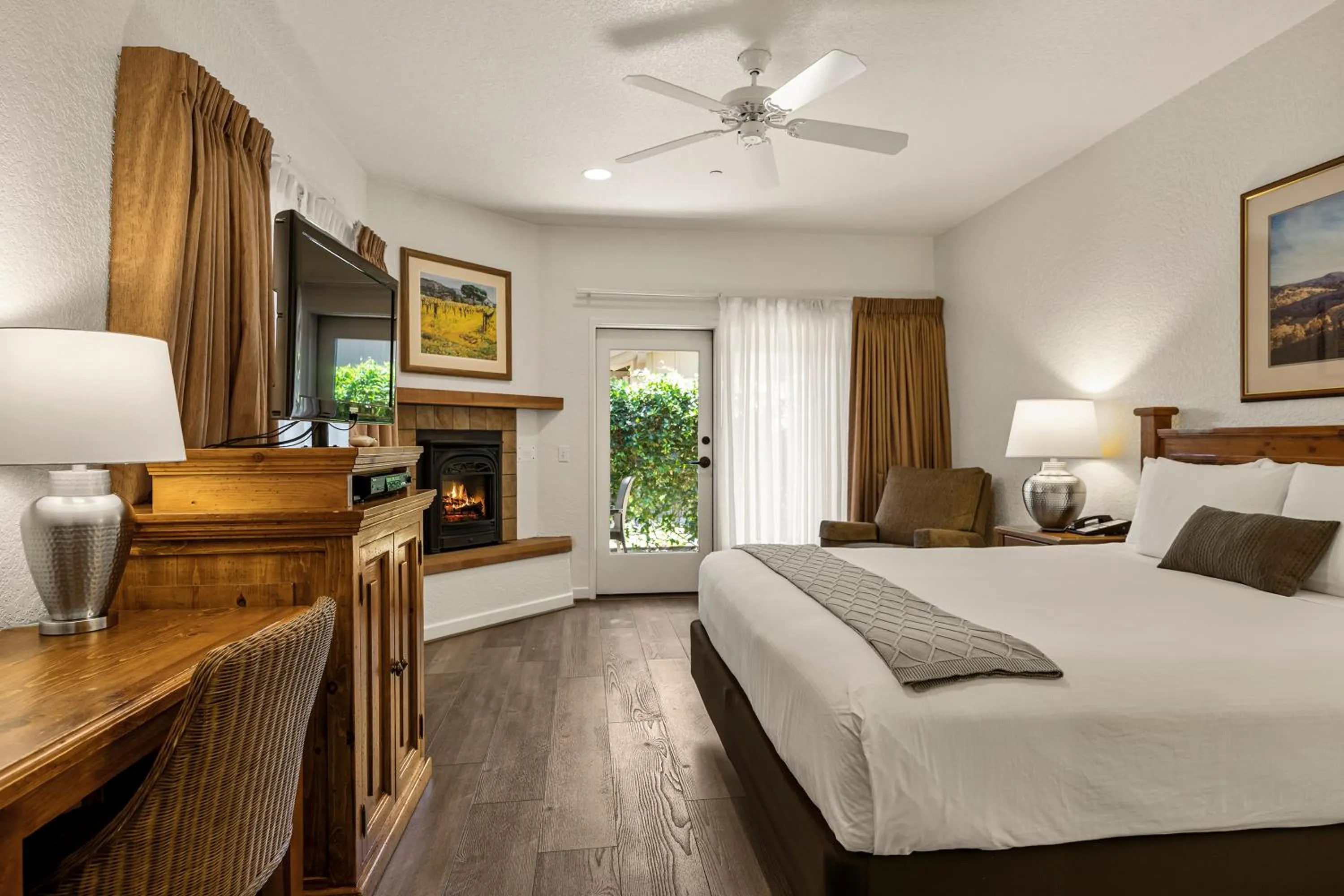 Bedroom, Bed in El Pueblo Inn