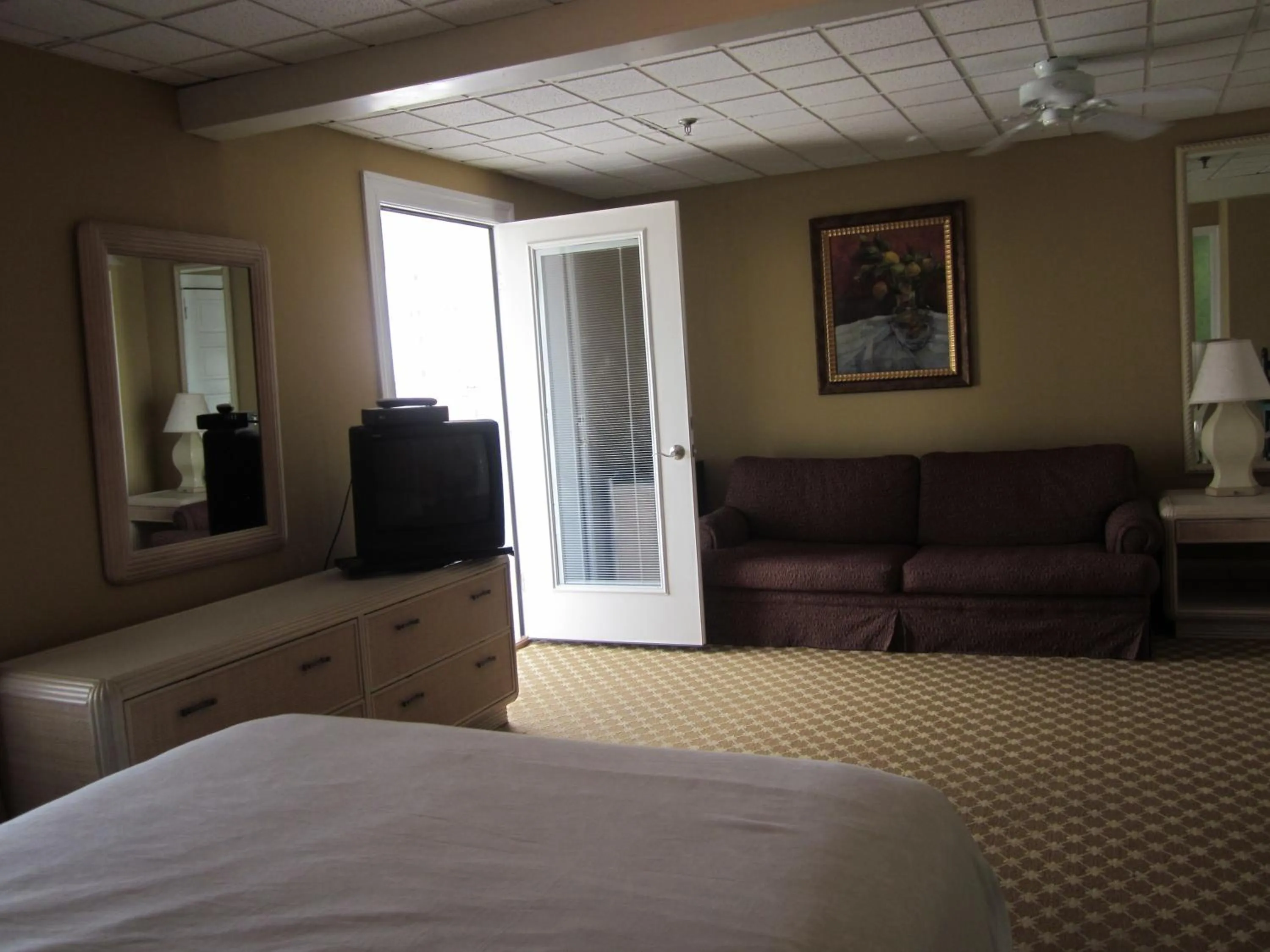 Seating area, Bed in Ocean Manor 1100 Inn