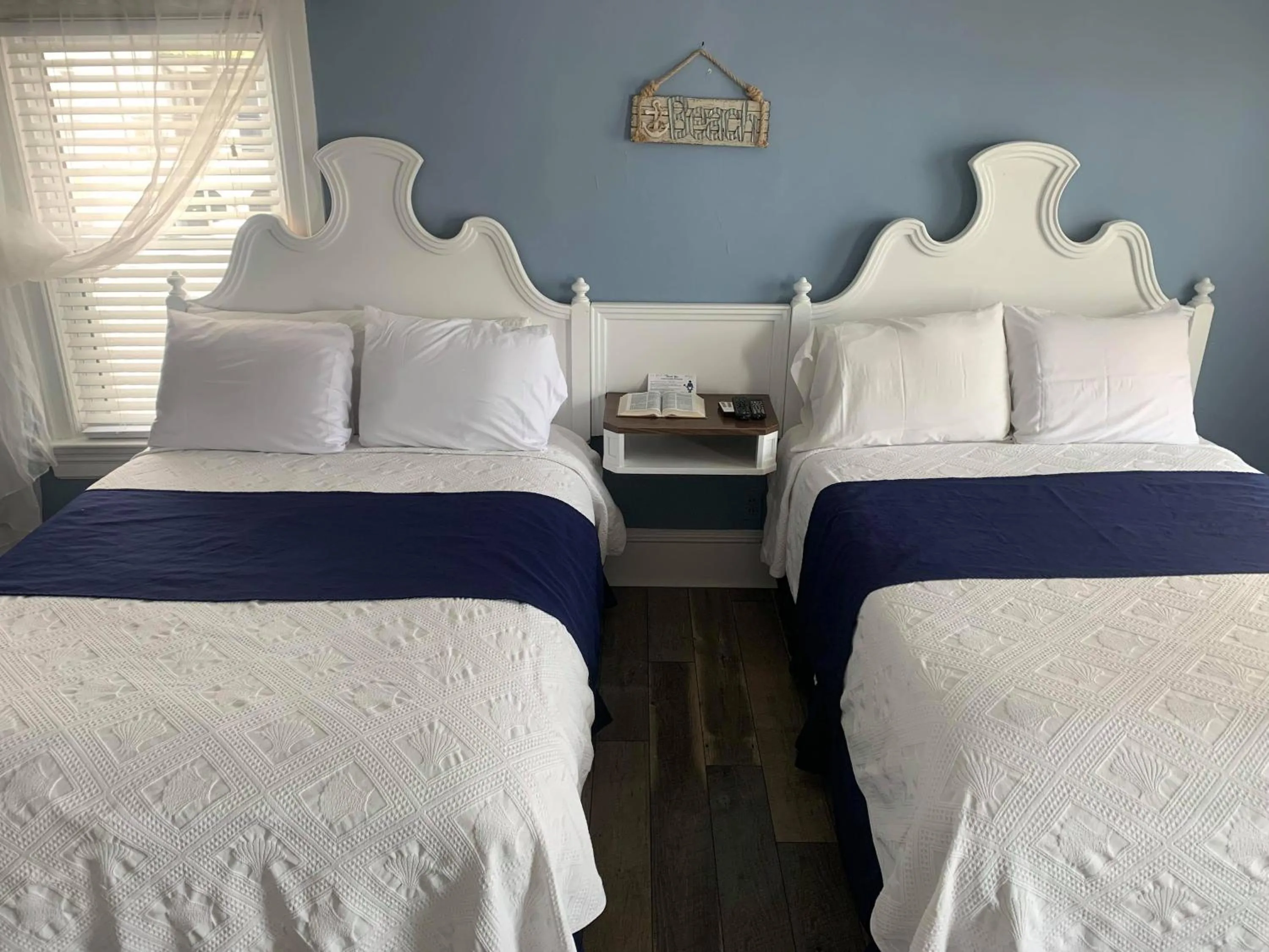 Bed in Ocean Manor 1100 Inn