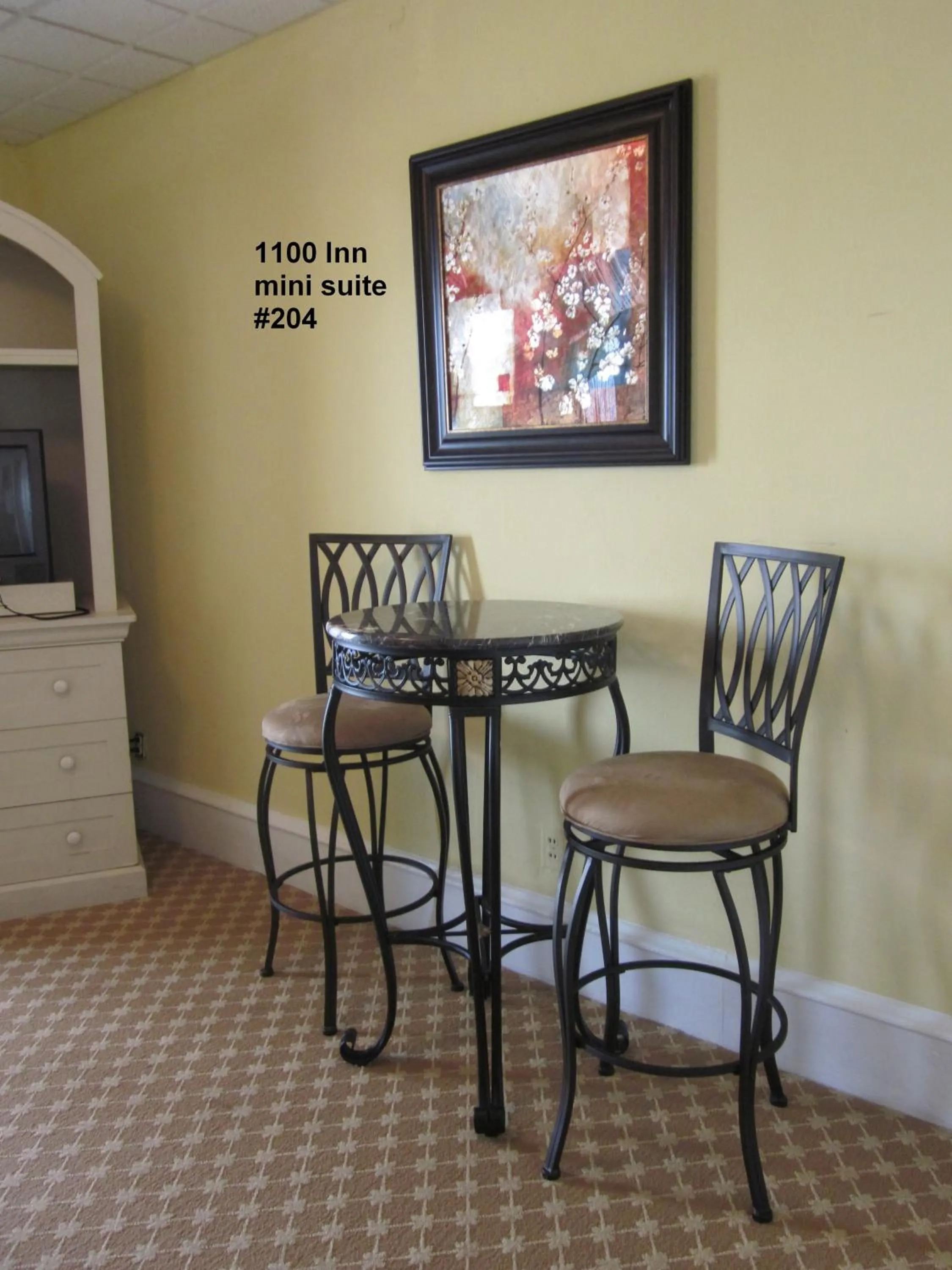 Dining area in Ocean Manor 1100 Inn